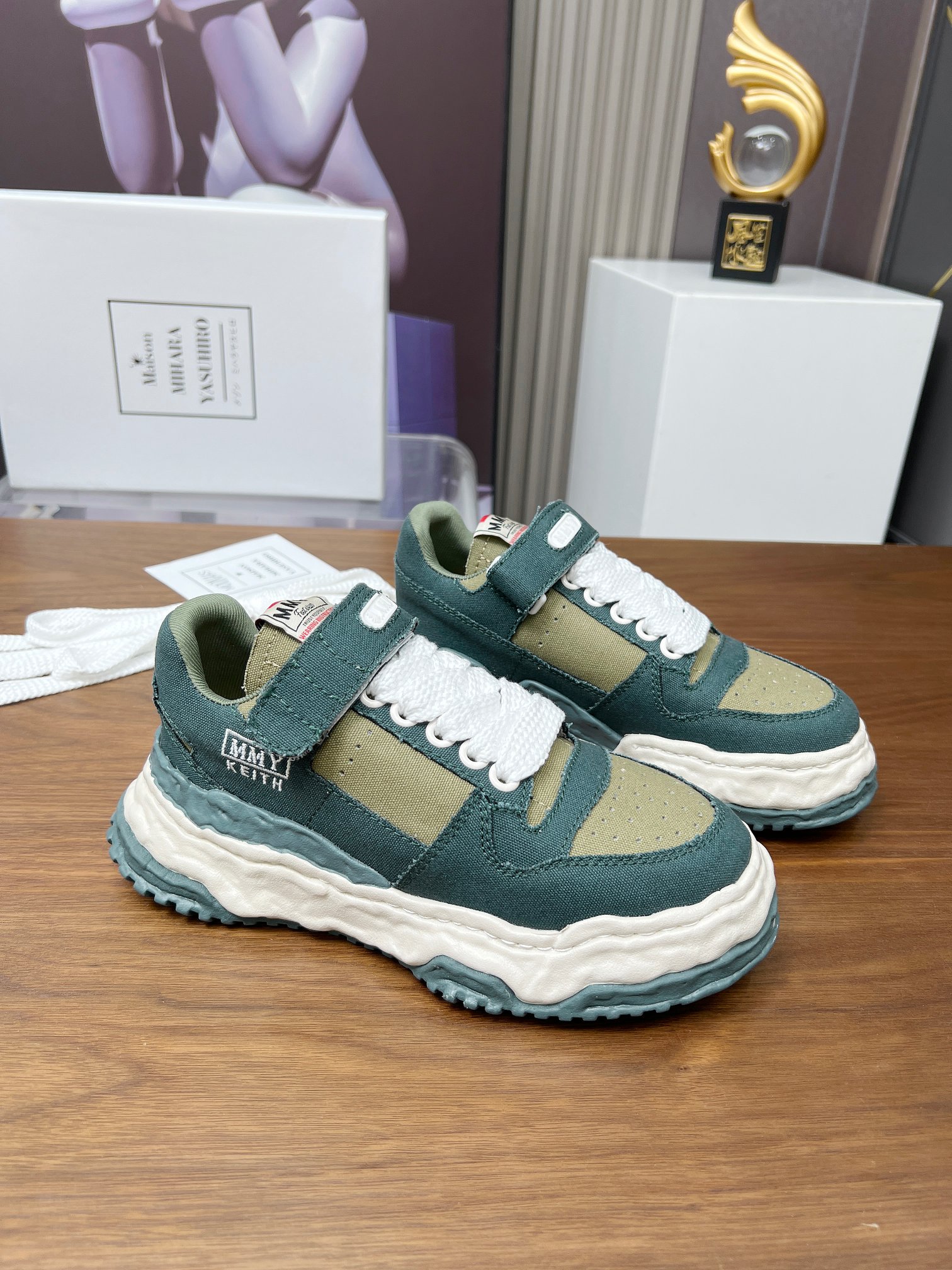 NO:355312,The latest model on cloth is very popular this year. MMY·Mihara Yasuhiro dissolved shoes, classic personality and cowhide design are added. This pair of shoes perfectly integrates personality and fashion. The moment you put on your feet, the street trend is full, and every step is unruly, and the overall feeling is more textured!  The 4.5CM thick-soled design instantly turns into long legs!  The original mold reproduction restores the authentic taste!  The upper is made of imported canvas with super texture/top cowhide. The inner lining is top-level breathable and cloth. Secondary molding irregular sole. Anti-slip and wear-resistant. Size number 35--40, customized for women. Size number 39--45, customized for men., mmy, cowhide19860909布面 今年最新款火爆 MMY·三原康裕溶解鞋,经典个性再添加牛皮设计,这双板鞋将个性与时尚完美融合.上脚瞬间,街头潮流感拉满,每一步都踏出不羁态度,整体感觉更有质感！4.5CM的厚底设计秒变大长腿！ 原版开模复刻 还原正品味道 ！ 鞋面采用进口帆布超有质感/头层牛皮 内里采用顶级透气布里 二次成型不规则大底 防滑耐磨 码数35--40,女40订做 码数39--45,男45订做,,mmy,cowhide,Men's shoes