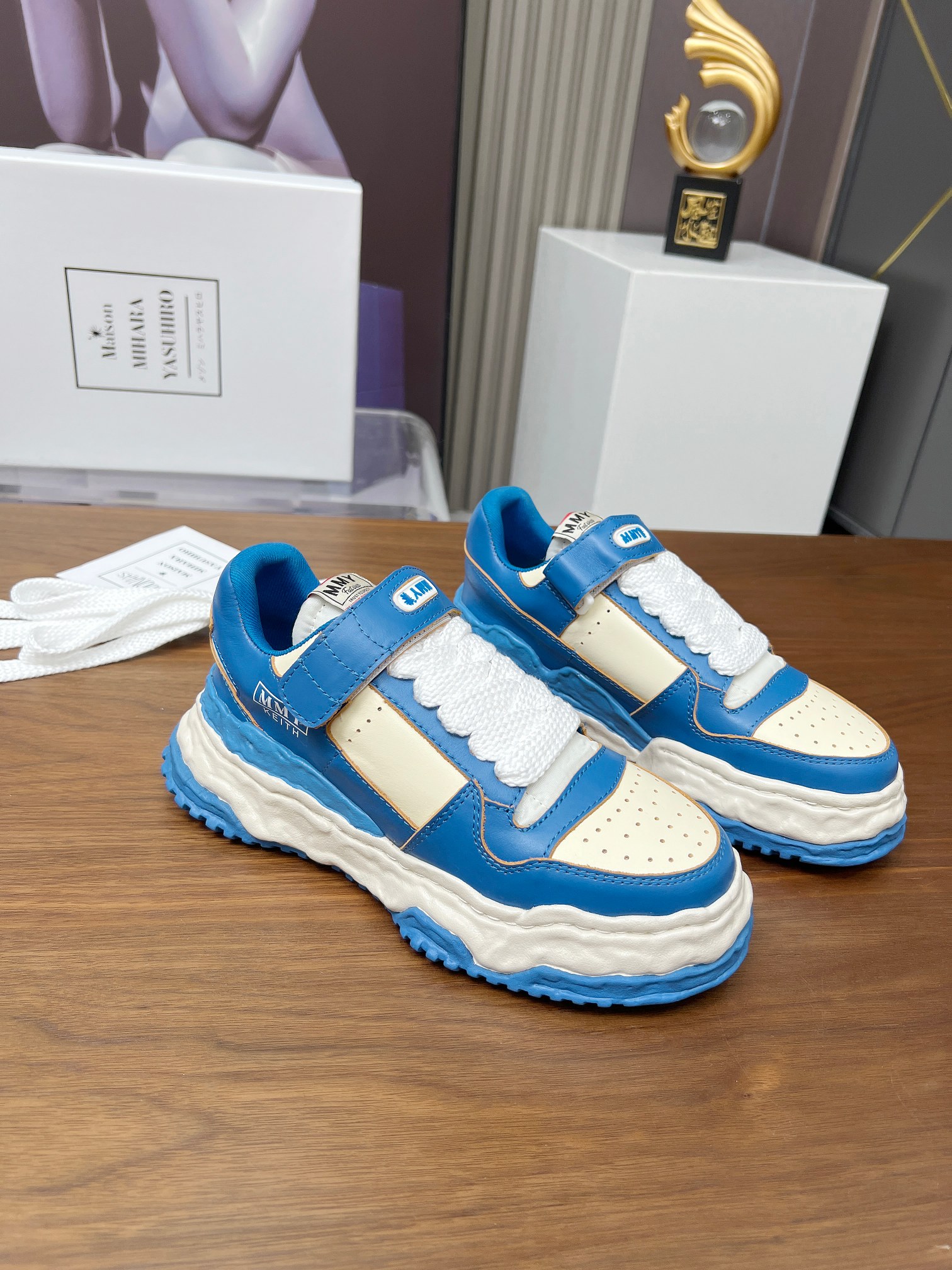 NO:355329,Leather surface The latest model is popular this year. MMY·Mihara Yasuhiro dissolved shoes, classic personality and cowhide design, this pair of shoes perfectly integrates personality and fashion. The moment you put on your feet, the street trend is full, and every step is unruly, and the overall feeling is more textured!  The 4.5CM thick-soled design instantly turns into long legs!  Original mold reproduction restores the authentic taste!  The upper is made of imported canvas with super texture/top cowhide. The inner lining is top-level breathable and cloth. Secondary molding irregular sole. Anti-slip and wear-resistant. Size number 35--40, customized for women. Size number 39--45, customized for men., mmy, cowhide19860909皮面 今年最新款火爆 MMY·三原康裕溶解鞋,经典个性再添加牛皮设计,这双板鞋将个性与时尚完美融合.上脚瞬间,街头潮流感拉满,每一步都踏出不羁态度,整体感觉更有质感！4.5CM的厚底设计秒变大长腿！ 原版开模复刻 还原正品味道 ！ 鞋面采用进口帆布超有质感/头层牛皮 内里采用顶级透气布里 二次成型不规则大底 防滑耐磨 码数35--40,女40订做 码数39--45,男45订做,,mmy,cowhide,Men's shoes