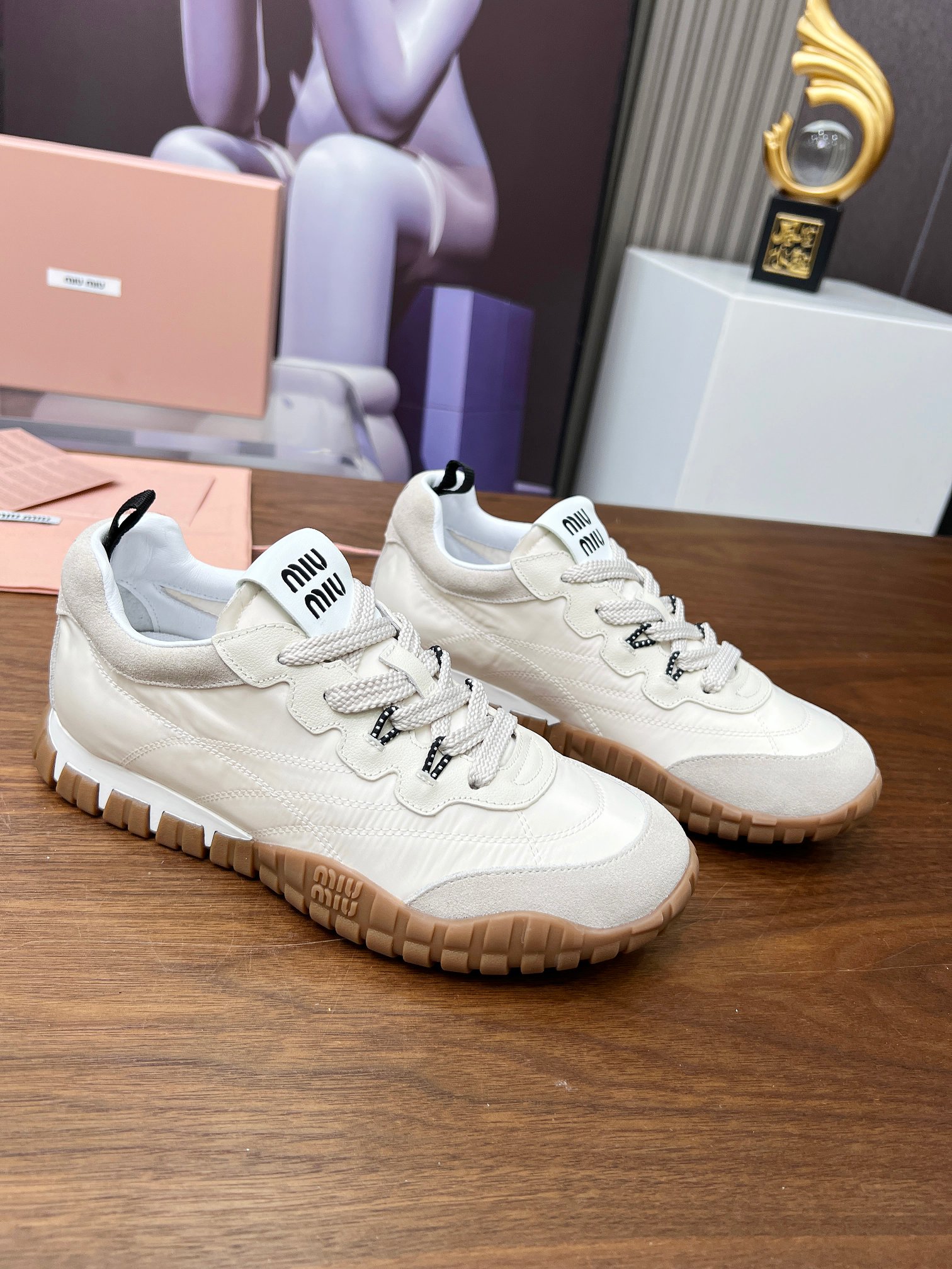 NO:355346,Button Miumiu·Mu Miu's new hot early spring new technology fabric and suede calfskin tire sneakers. The tire pattern combines elegance and sporty functions. The dynamic, flexible and durable rubber sole reminds the pattern of the tire. The sneaker is made of high-tech fabric and suede calfskin, reflecting the bold characteristics of Miu Miu. The miu style is integrated into the simple lines of this tire sole canvas sneaker. The chic logo is decorated on the tongue and the back, embellished with retro. Thick-soled design. Bold and innovative avant-garde, and multi-element collision, conveying a modern style. Simple and high-end. It is easy to match and looks good no matter how you wear it!  Imported silk cloth spliced ​​calfskin inner lining original breathable cloth large bottom original wear-resistant tire bottom number 35--40, 40--44,,,miumiu,sneakers,cowhide19860909扣子 miumiu·缪缪新款火爆早春新品科技面料和绒面小牛皮轮胎运动鞋 该轮胎纹底结合了优雅和运动功能.动态、柔韧且耐用的橡胶鞋底让人想起轮胎的图案.该款运动鞋采用高科技面料和绒面小牛皮制成,体现了Miu Miu 的大胆特色. miu风格融于此款轮胎底帆布运动鞋的简约线条 别致徽标饰于鞋舌与背后,点缀复古 厚底设计 大胆创新前卫,多元素对撞,传达现代风格简约高级 随意搭配,怎么穿都好看！ 面料进口丝绸布拼接小牛皮 内里原版透气布里 大底原版耐磨轮胎底 码数35--40,  40--44,,,miumiu,sneakers,cowhide,Men's shoes