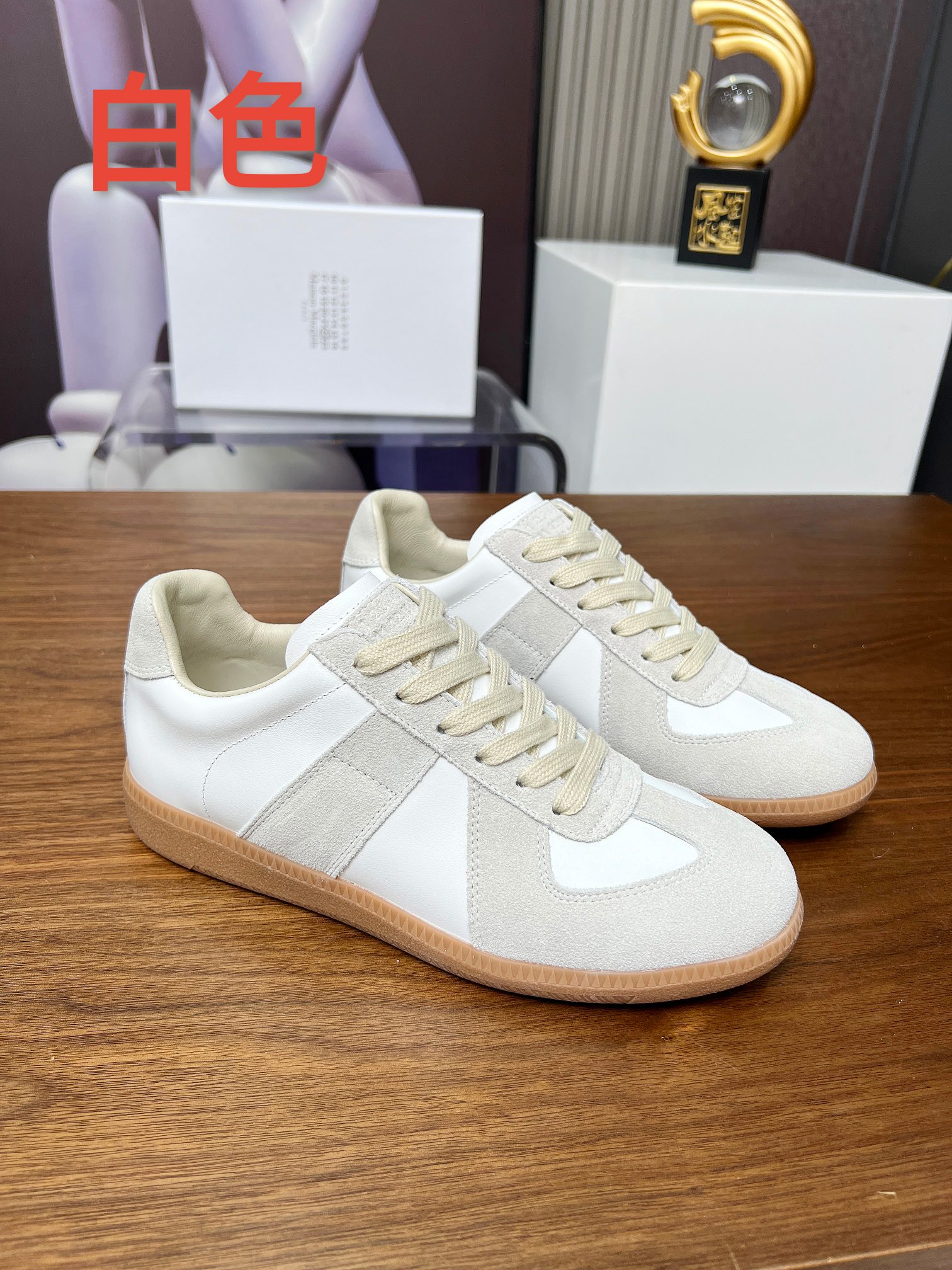 NO:355360,Maison Margiela MM6 German training casual board shoes, a genius designer brand, a light luxury brand Everyone knows this brand because of the toe-toe-splitting foot~ Will you be a little uncomfortable with the sudden change of style Hahaha, but she is very versatile on her feet, and it is also very comfortable with the feet~~ This German training shoe continues the classic T-shaped genuine leather splicing design, and has been carefully improved by the design team many times, just to let you experience the most original military flavor~Material special material/top layer cowhide, soft and delicate characteristics combined with the fashionable and trendy fabric surface, so that it has both super high softness and comfort, and at the same time maintains good breathability~Comfort and texture parallel, easy to control any combination of all seasons. The sole uses a retro Oxford outsole, which is much softer than any other rubber sole shoes. Women 35-39 Men 40-45,,masion margiela,cowhide19860909MaisonMargiela MM6德训休闲板鞋,鬼才设计师品牌,一个轻奢品牌 大家认识这个品牌也都是因为分趾脚吧～突然的转变风格大家会不会有些不习惯哈哈哈但她上脚很百搭哦,也很随脚舒适～～ 这一款德国训练鞋延续了经典的T形真皮拼接设计,经过设计团队多次的精心改良,只为让您体验最原始的军旅味道~材质特殊材料/头层牛皮,柔软细腻的特点与时尚潮流的布面相结合,使其既有超高的柔软舒适度,又同时保持不错的透气性能~舒适与质感并行,轻松驾驭四季穿着任何搭配 鞋底采用复古牛津大底,柔软度远远高于其他任何橡胶底的鞋子 女35-39 男40-45,,masion margiela,cowhide,Men's shoes