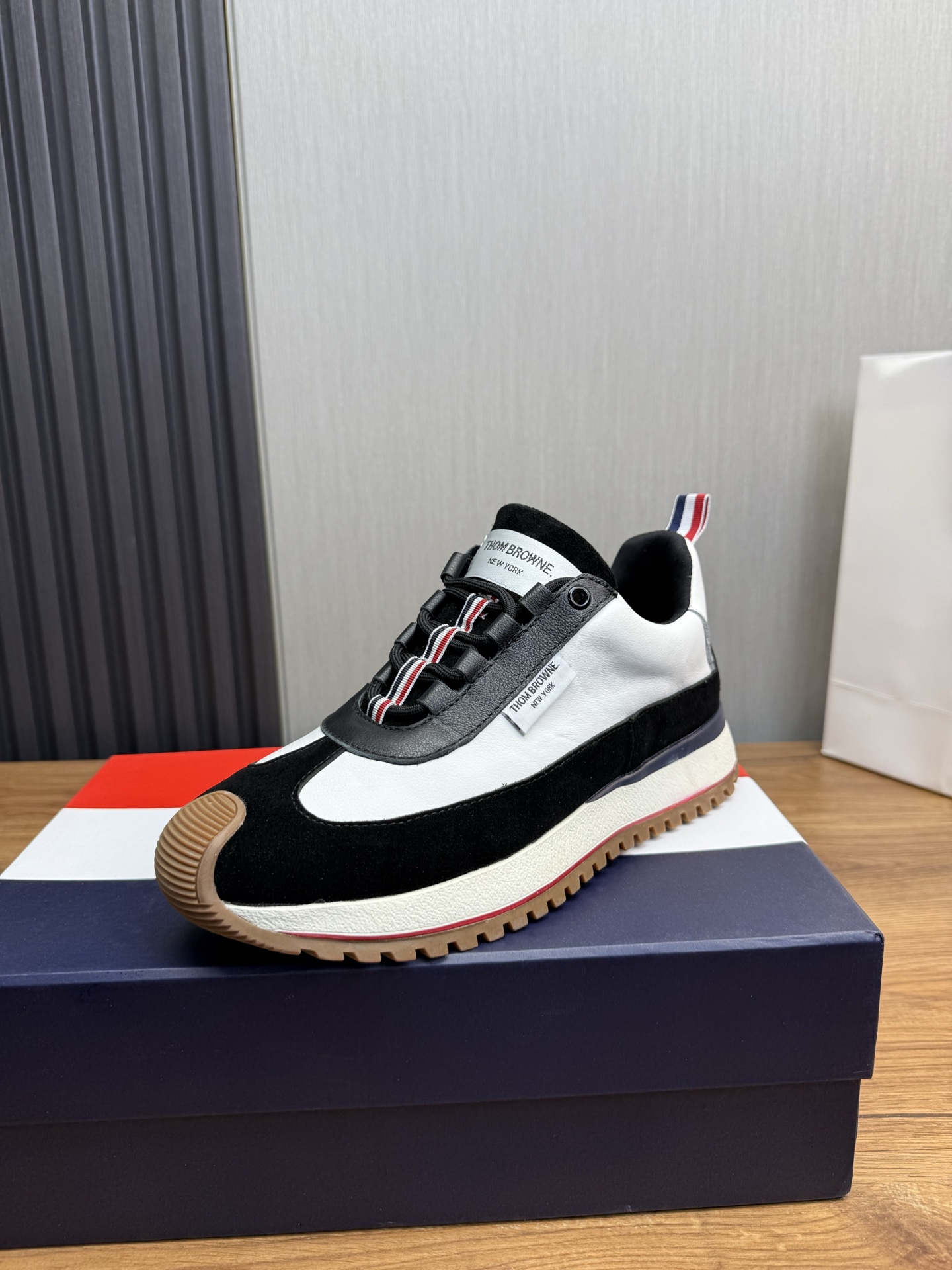 NO:533082,#Thom Browne#Tom Brownie TB. Popular high-end cowhide splicing Comfortable sheepskin inner rubber wear-resistant large sole, three-dimensional and fashionable and versatile 38-45 (45 custom made without return or exchange), thom browne, cowhide, sheepskin19860909#Thom Browne#汤姆.布朗尼TB.爆款热卖高档牛皮拼接 舒适羊皮内里 橡胶耐磨大底,立体感十足时尚百搭38-45（45订做不退换）,,thom browne,cowhide,sheepskin,Men's shoes
