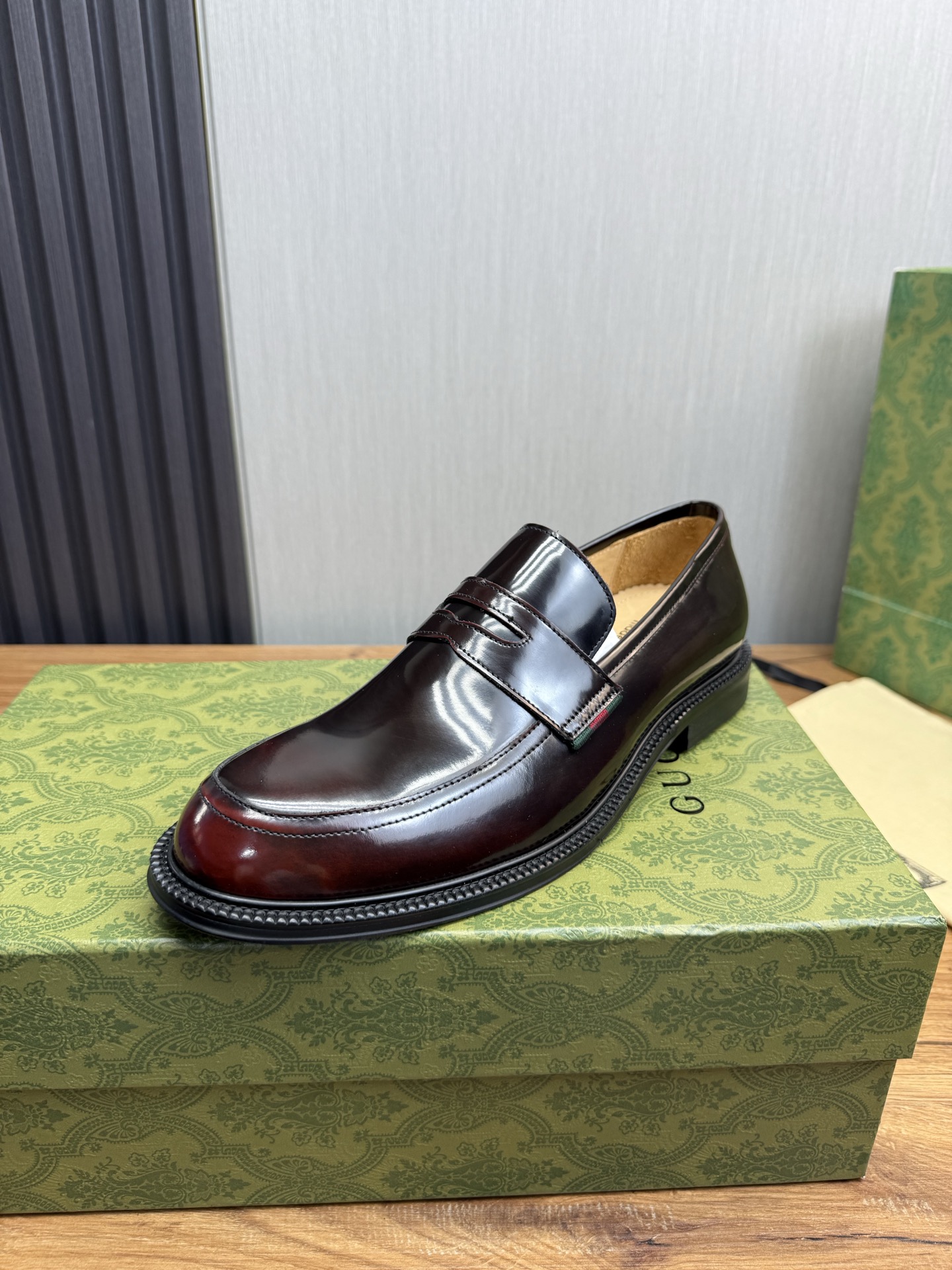 GUCCI Men's Business Casual Leather Loafers - Luxury & Comfort