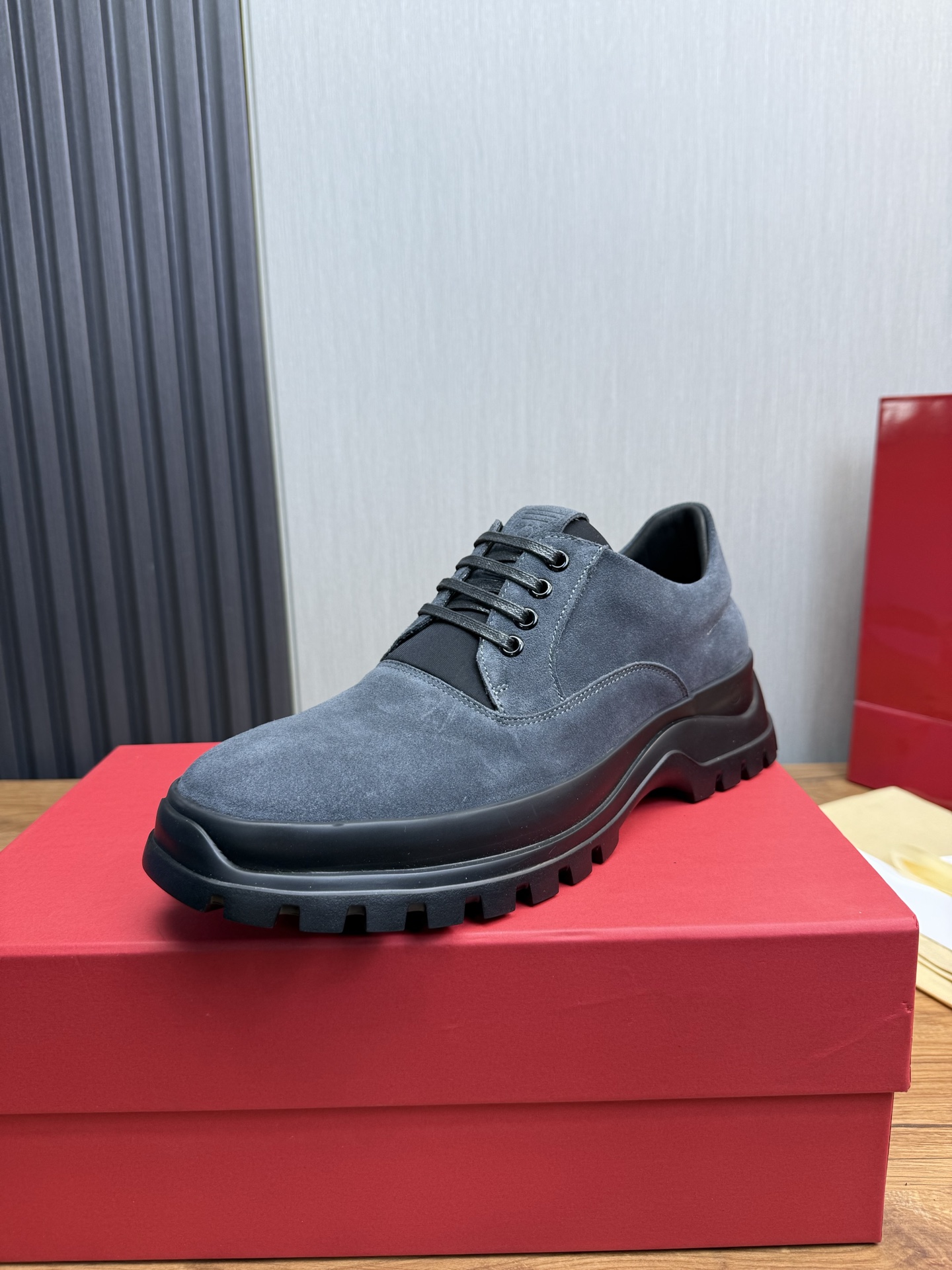 NO:541958,Ferragamo.【Ferragamo】men's loafer leather shoes, the latest hit, 1:1 original single purchase quality, top-notch goods, imported beaded cowhide leather with imported beads, handmade three-dimensional stitching highlights the round toe design, inner foot pads are all imported cowhide, with original wear-resistant rubber sole, with 39-44, (38, 45 customized, no return or exchange), ferragamo, ferragamo, loafers, cowhide19860909菲拉格慕.【Ferragamo】男士乐福皮鞋,最新爆款,1:1原单代购品质,顶级狠货,鞋面进口开边珠牛皮,手工立体缝线凸显是圆形鞋头设计,内里垫脚均采用进口牛皮,配原版耐磨橡胶大底,配码39-44,(38,45订做不退换),,ferragamo,ferragamo,loafers,cowhide,Men's shoes