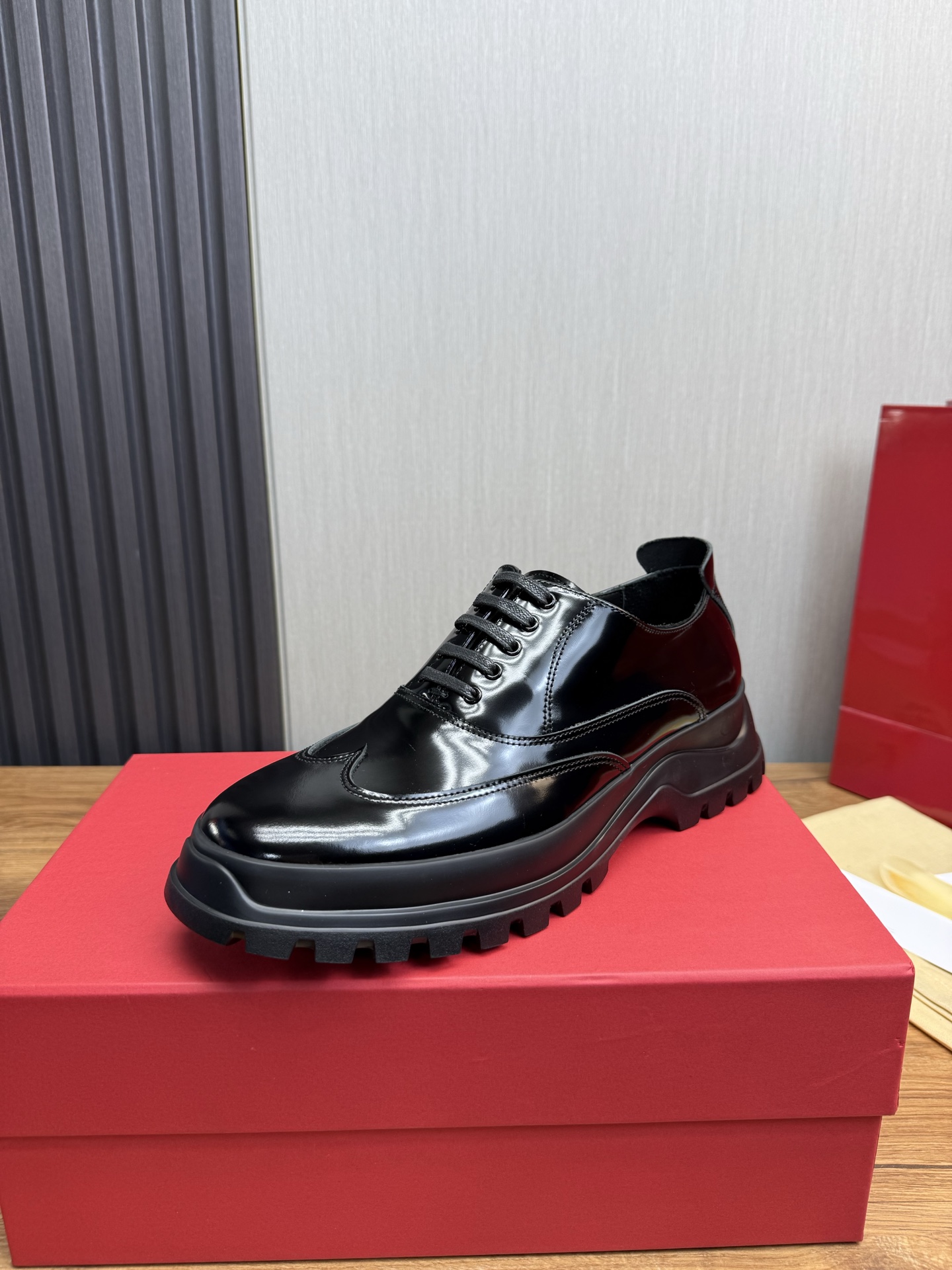 NO:541946,Ferragamo.【Ferragamo】men's loafer leather shoes, the latest hit, 1:1 original single purchase quality, top-notch goods, imported beaded cowhide leather with imported beads, handmade three-dimensional stitching highlights the round toe design, inner foot pads are all imported cowhide, with original wear-resistant rubber sole, with 39-44, (38, 45 customized, no return or exchange), ferragamo, ferragamo, loafers, cowhide19860909菲拉格慕.【Ferragamo】男士乐福皮鞋,最新爆款,1:1原单代购品质,顶级狠货,鞋面进口开边珠牛皮,手工立体缝线凸显是圆形鞋头设计,内里垫脚均采用进口牛皮,配原版耐磨橡胶大底,配码39-44,(38,45订做不退换),,ferragamo,ferragamo,loafers,cowhide,Men's shoes