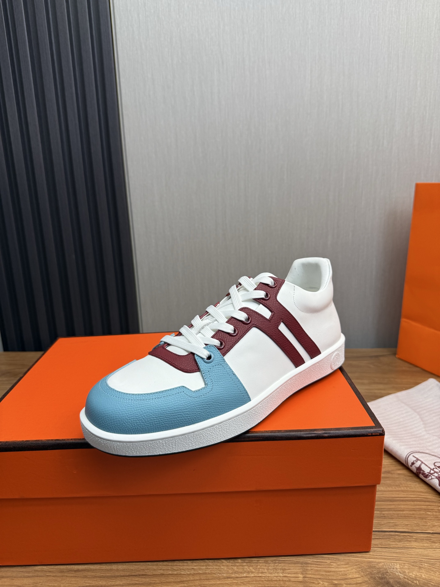 NO:555301,HERME*—Hermès. Classic and popular models are on sale at the same time at the counter. The upper is made of imported cowhide/exquisite workmanship (original calfskin lining). The cowhide foot pads are specially made by the original factory. The original ultra-light outsole is specially produced. The actual size is 38-44. (38.45 can be customized),,hermes,hermes,cowhide19860909HERME*—爱马仕.专柜同步发售经典爆款热卖 鞋面采用进口牛皮/做工考究（原版小牛皮内里） 牛皮垫脚 鞋底原厂特供原版超轻大底,实物拍摄 码数38-44.（38.45可定做）,,hermes,hermes,cowhide,Men's shoes