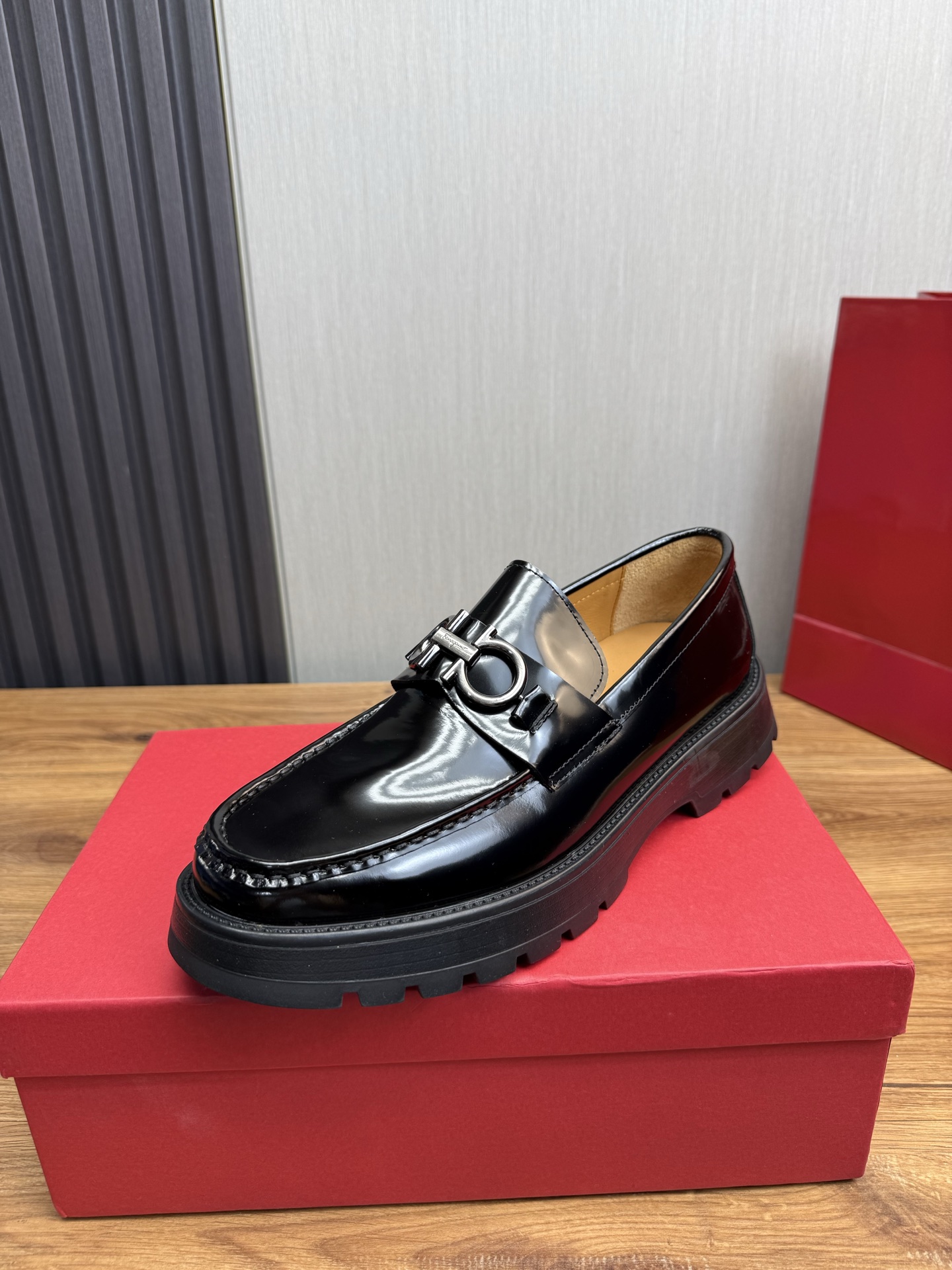 NO:555306,Prada. Men's business casual leather shoes, luxurious and noble, all made of imported original brand leather, just to create a more comfortable wearing experience, original cowhide imported full cowhide lining on the upper, original outsole 8-45 (45 non-refundable),, prada,cowhide19860909普拉达.男士商务休闲皮鞋,奢华尊贵全部采用进口原版品牌皮料,只为打造更为舒适的穿着体验,鞋面原版牛皮进口全牛里,原版大底8-45（45不退换）,,prada,cowhide,Men's shoes