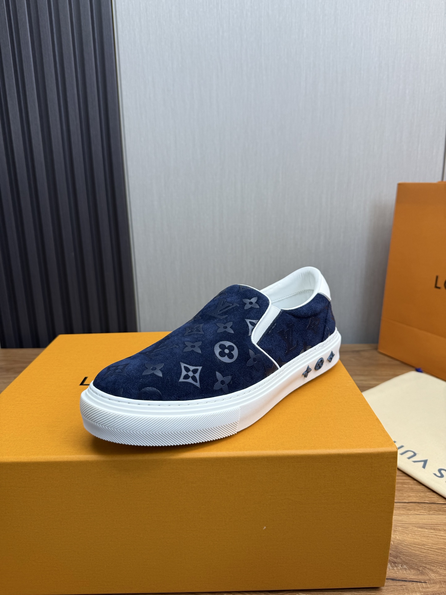 NO:556149,LV men's sports sneakers are made of soft cow leather, with brand embossed logo on the side to express the new ideas of the season. The elegant upper is matched with a thick and light rubber outsole, which is embossed with the Louis logo. The padded insole and cowhide lining highlight the comfort. Imported cowhide + cowhide lining Size39-44 (38.45 custom-made),, louis vuitton, louis vuitton, cowhide19860909LV男款运动板鞋 以柔软牛皮革烘托,侧面品牌压印标识道出当季新意.优雅鞋面搭配厚实而轻盈的橡胶外底,后者压印路易标识.衬垫内底和牛皮内衬凸显舒适感. 进口牛皮+牛皮内里 Size39-44(38.45定做）,,louis vuitton,louis vuitton,cowhide,Men's shoes