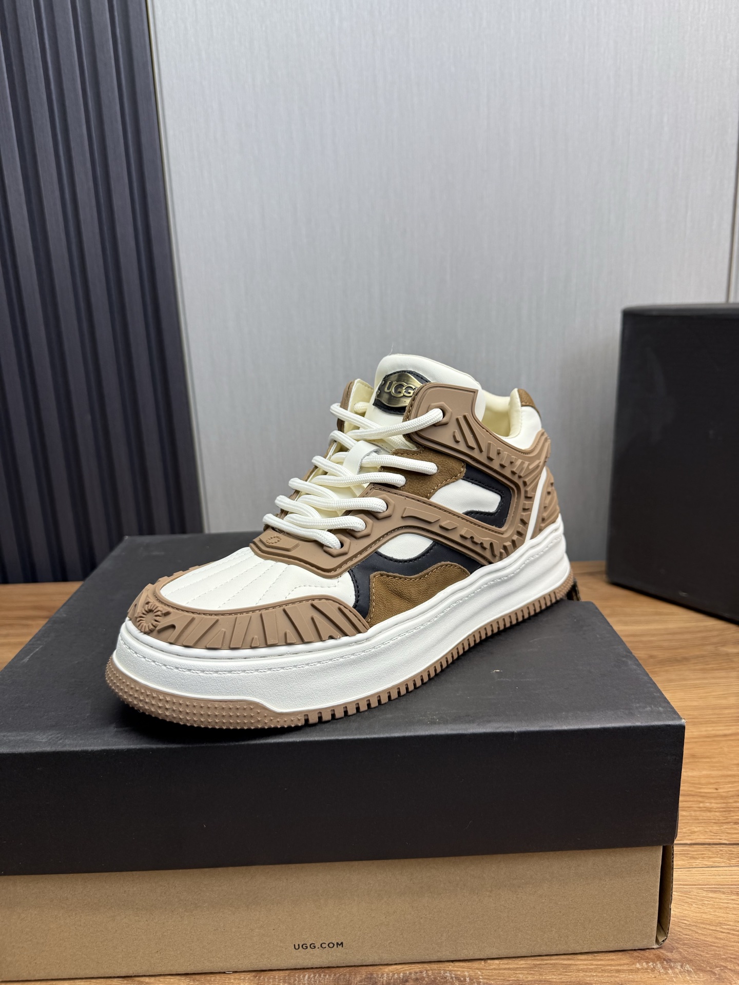 NO:556157,UGG men's snow boots - thick-soled model. The latest cold wave has arrived, and the snow boots are here as expected. They provide warmth when you need it most. The cowhide surface is super waterproof and anti-fouling, and the ultra-thick Australian sheepskin is integrated with wool. Wool movable feet!  Fashionable and warm, it is a winter artifact. Size: 39-44, boots, cowhide, sheepskin19860909UGG男款雪地靴-厚底款 最新款寒流已到雪地靴如期而至.在你最需要的时刻送上温暖. 牛皮面超强防水防污,超厚澳洲羊皮毛一体羊毛.羊毛活动垫脚！时尚保暖应有尽有不愧是过冬神器. Size:39-44,,boots,cowhide,sheepskin,Men's shoes