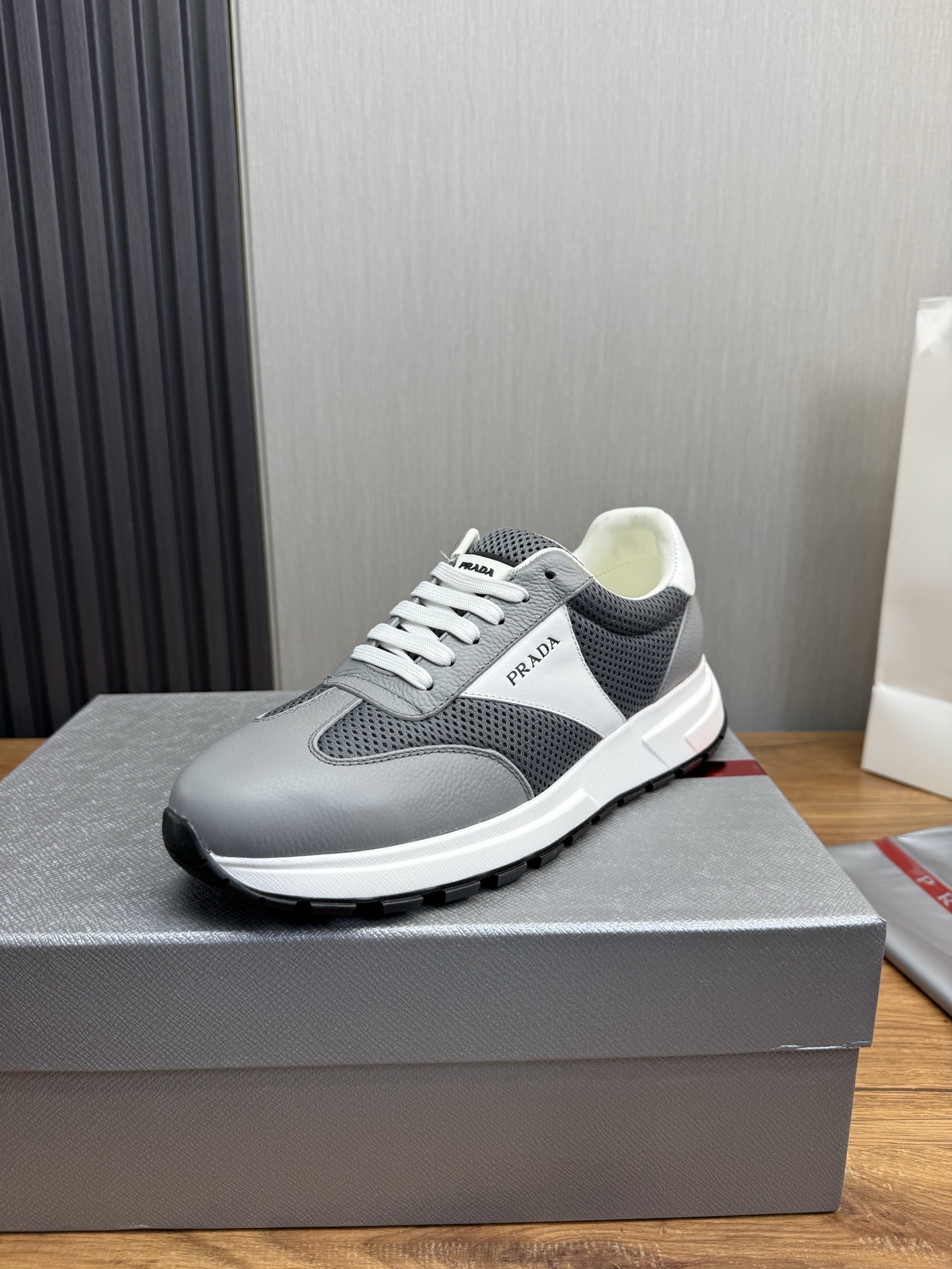 NO:556164,[PRADA] Popular men's shoes are shipped simultaneously with the official website. Original cowhide fabric + cowhide lining, cowhide feet. 1:1 shipped original original sole, 38-45 (45. Customized, non-refundable), prada, prada, cowhide19860909【PRADA普拉达】爆款男鞋出货官网同步 原版牛皮面料+牛皮内里,牛皮垫脚 1:1出货原厂原版底,38-45（45.定做不退换）,,prada,prada,cowhide,Men's shoes