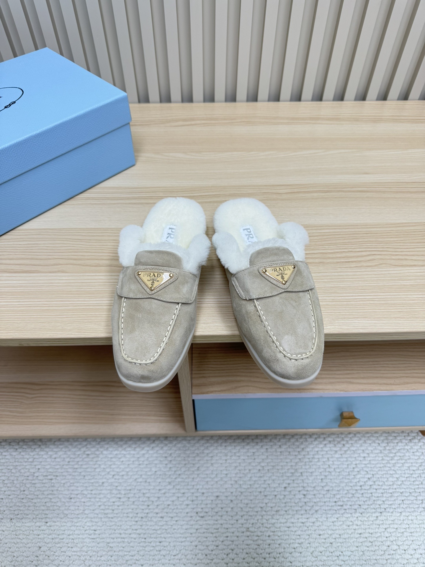 NO:557211,ＰＲＡＤＡPrada’s new autumn and winter wool lining/loafers have a wool collar that echoes the design from top to bottom!  The Prada brand logo is outlined to highlight the high-end atmosphere!  Made of sheepskin lining imported from Australia, which has excellent thermal insulation effect in winter. The fabric is imported two-layer frosted cowhide. The lining is made of sheepskin imported from Australia. Outsole is original Tpu film-absorbent outsole. Women's size 35～41 (customized for 41). Men's size 39～45 (customized for 45), prada, loafers, cowhide, sheepskin.19860909ＰＲＡＤＡ.普拉达秋冬新款羊毛里 /乐福鞋 羊毛领口上下呼应设计！勾勒出普拉达品牌logo 凸显高端大气 ！采用澳洲进口羊皮毛内里,冬季保暖效果超赞 面料进口二层磨砂牛皮 内里澳洲进口羊皮羊一体 大底原厂Tpu吸膜大底 女码35～41（41定做） 男码39～45（45定做）,,prada,loafers,cowhide,sheepskin,Men's shoes