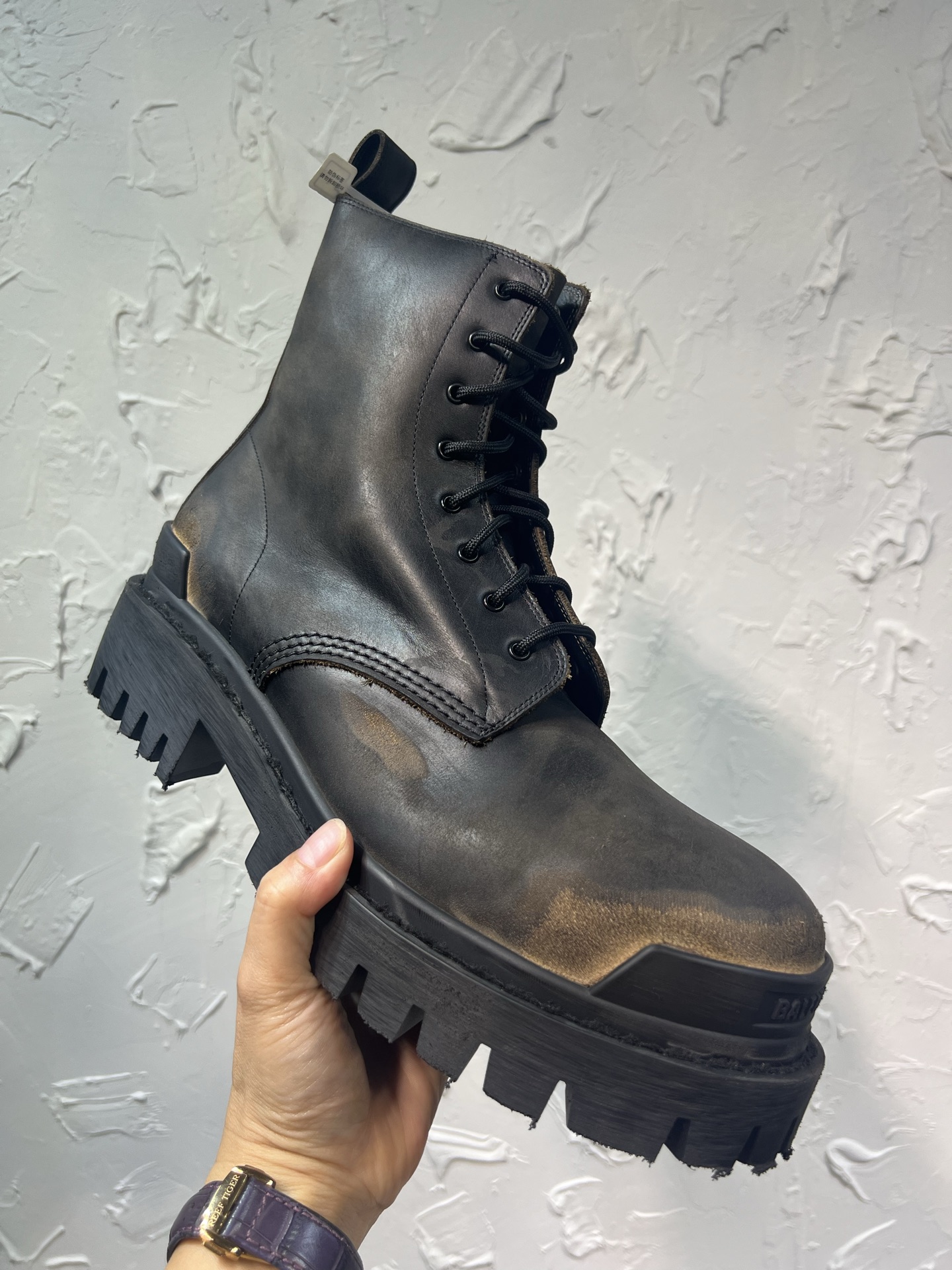 NO:558024,Same style as Nicholas Tse. Balenciaga COMBAT STRIKE men's boots, original one-to-one development, one-to-one outsole molding, antique work boots with old craft effect, front and rear embossed logo, round-toe naked boots. Original jagged rubber outsole, imported cowhide on the surface, cowhide on the feet, cowhide lining, complete package number 39-46 (38 45  46 size custom-made),,balenciaga,balenciaga,boots,cowhide19860909谢霆峰同款.巴黎世家Balenciaga COMBAT STRIKE男士靴子,原版一比一开发,大底一比一开模,仿古做旧工艺效果工装靴,前后置压花logo,圆头裸靴.锯齿性原版橡胶大底,面进口牛皮,垫脚牛皮,里布牛皮,全套包装码数39-46（38 45 46码定做）,,balenciaga,balenciaga,boots,cowhide,Men's shoes