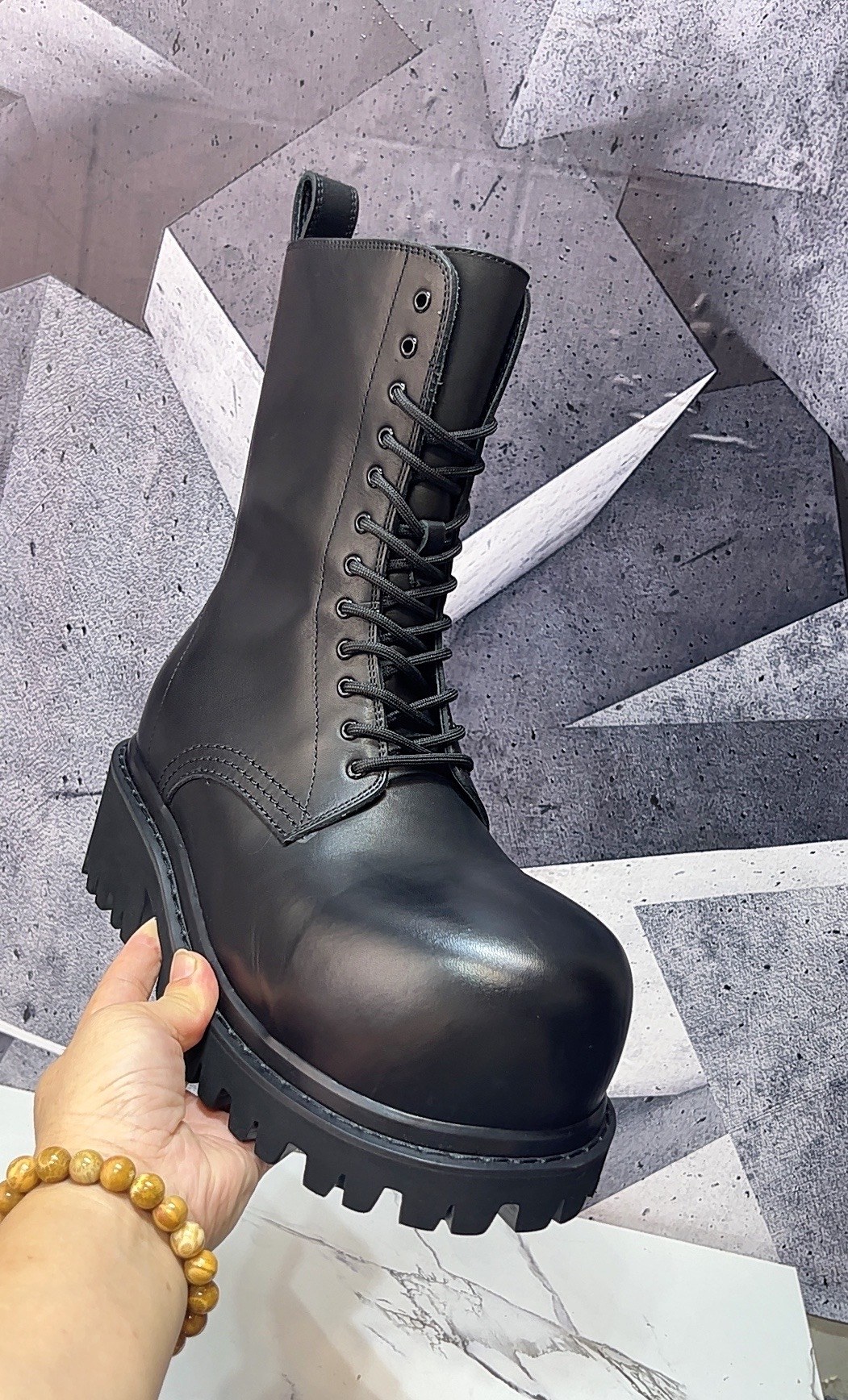 NO:557976,The latest popular style of STOMPER short boots in winter, purchase the original one-to-one development, one-to-one outsole molding, antique workwear lace-up boots with old craftsmanship, round-toe naked boots with side zipper thick men's soles, original serrated foam outsole, imported cowhide on the surface, cowhide on the feet, cowhide lining, full set of packaging code number 39-46 (customized at 38.45.46), tom ford, boots, cowhide19860909冬季最新爆单款STOMPER短靴,购入原版一比一开发,大底一比一开模,仿古做旧工艺效果工装系带靴,圆头裸靴侧拉链厚男士底靴,锯齿性原版发泡大底,面进口牛皮,垫脚牛皮,里布牛皮,全套包装码数39-46（38.45.46订做）,,tom ford,boots,cowhide,Men's shoes