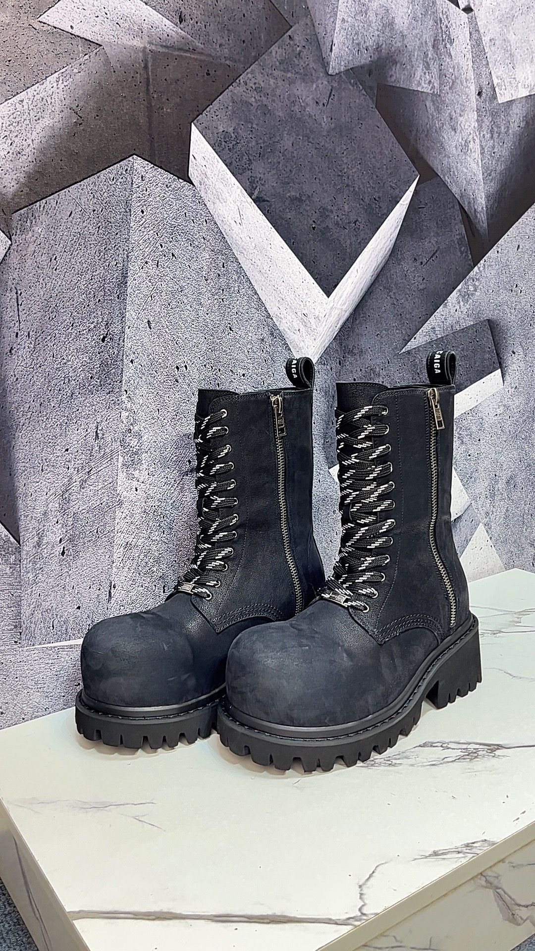 NO:557982,Winter's latest popular style STOMPER Balenciaga knight big-toe boots, purchased the original one-to-one development, one-to-one outsole molding, antique workwear lace-up boots with old craft effect, round-toe double zipper thick-soled boots, original zigzag foam outsole, imported cowhide on the surface, cowhide on the feet, cowhide lining, complete packaging code number 39-46, balenciaga, tom ford, boots, cowhide19860909冬季最新爆单款STOMPER巴黎世家骑士大头靴,购入原版一比一开发,大底一比一开模,仿古做旧工艺效果工装系带靴,圆头双拉链厚底靴,锯齿性原版发泡大底,面进口牛皮,垫脚牛皮,里布牛皮,全套包装码数39-46,,balenciaga,tom ford,boots,cowhide,Men's shoes