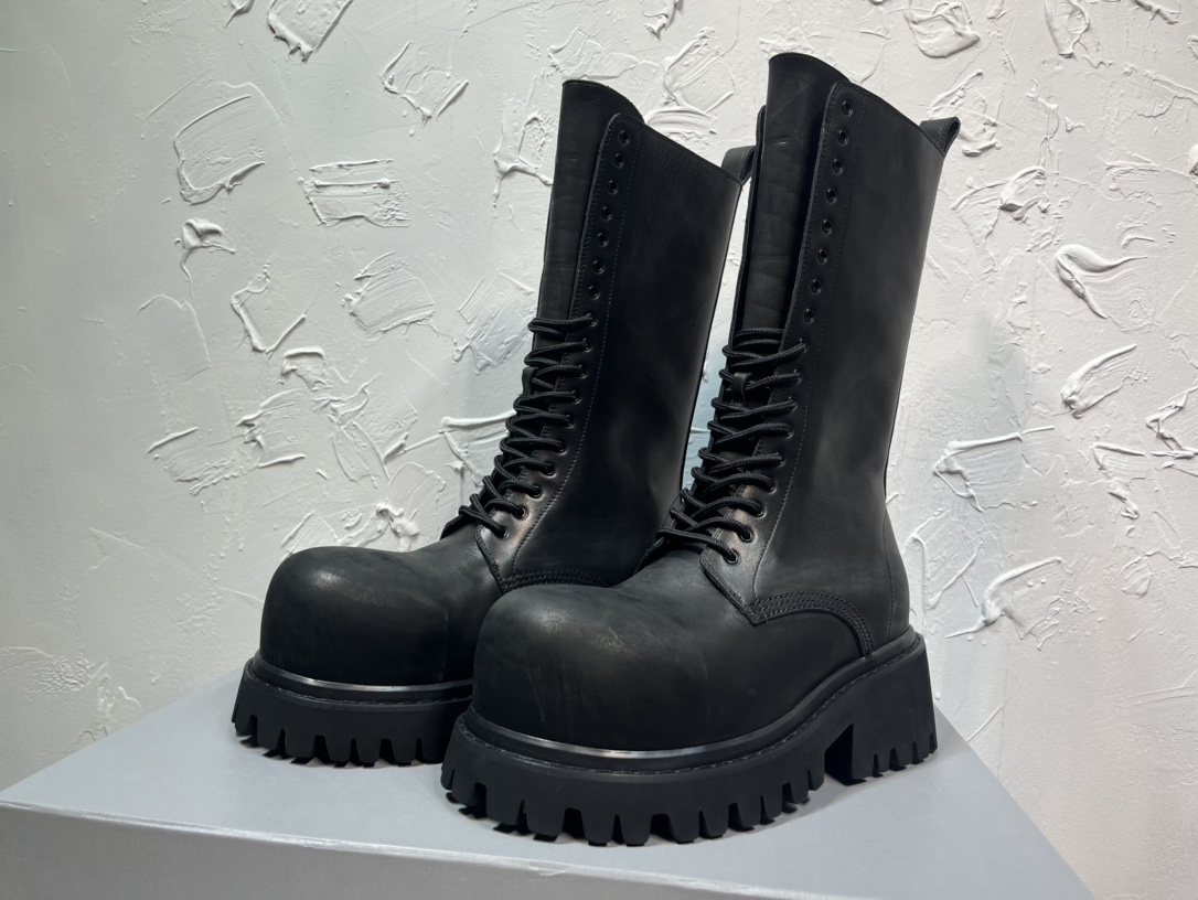 NO:557987,The latest 17-hole winter boots, Balenciaga STOMPER short boots, purchased the original one-to-one development, one-to-one outsole molding, antique workwear lace-up boots with old craftsmanship effect, round-toe bare boots with side zipper thick men's soles, original zigzag foam outsole, original fabric fabric, foot-padded cowhide, lining cowhide, complete package code number 39-46,, balenciaga, balenciaga, tom  ford,boots,cowhide19860909冬季长靴17孔最新爆单款 巴黎世家Balenciaga STOMPER短靴,购入原版一比一开发,大底一比一开模,仿古做旧工艺效果工装系带靴,圆头裸靴侧拉链厚男士底靴,锯齿性原版发泡大底,面料原版织布,垫脚牛皮,里布牛皮,全套包装码数39-46,,balenciaga,balenciaga,tom ford,boots,cowhide,Men's shoes