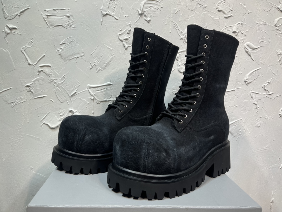 NO:557991,Balenciaga STOMPER short boots, the latest popular style in winter, purchased the original one-to-one development, one-to-one outsole molding, antique workwear lace-up boots, round-toe naked boots with side zipper thick men's sole boots, original zigzag foam outsole, original fabric fabric, foot pads cowhide, lining cowhide, full package number 39-46,,balenciaga,balenciaga,tom ford,boots,cowhide19860909冬季最新爆单款巴黎世家Balenciaga STOMPER短靴,购入原版一比一开发,大底一比一开模,仿古做旧工艺效果工装系带靴,圆头裸靴侧拉链厚男士底靴,锯齿性原版发泡大底,面料原版织布,垫脚牛皮,里布牛皮,全套包装码数39-46,,balenciaga,balenciaga,tom ford,boots,cowhide,Men's shoes