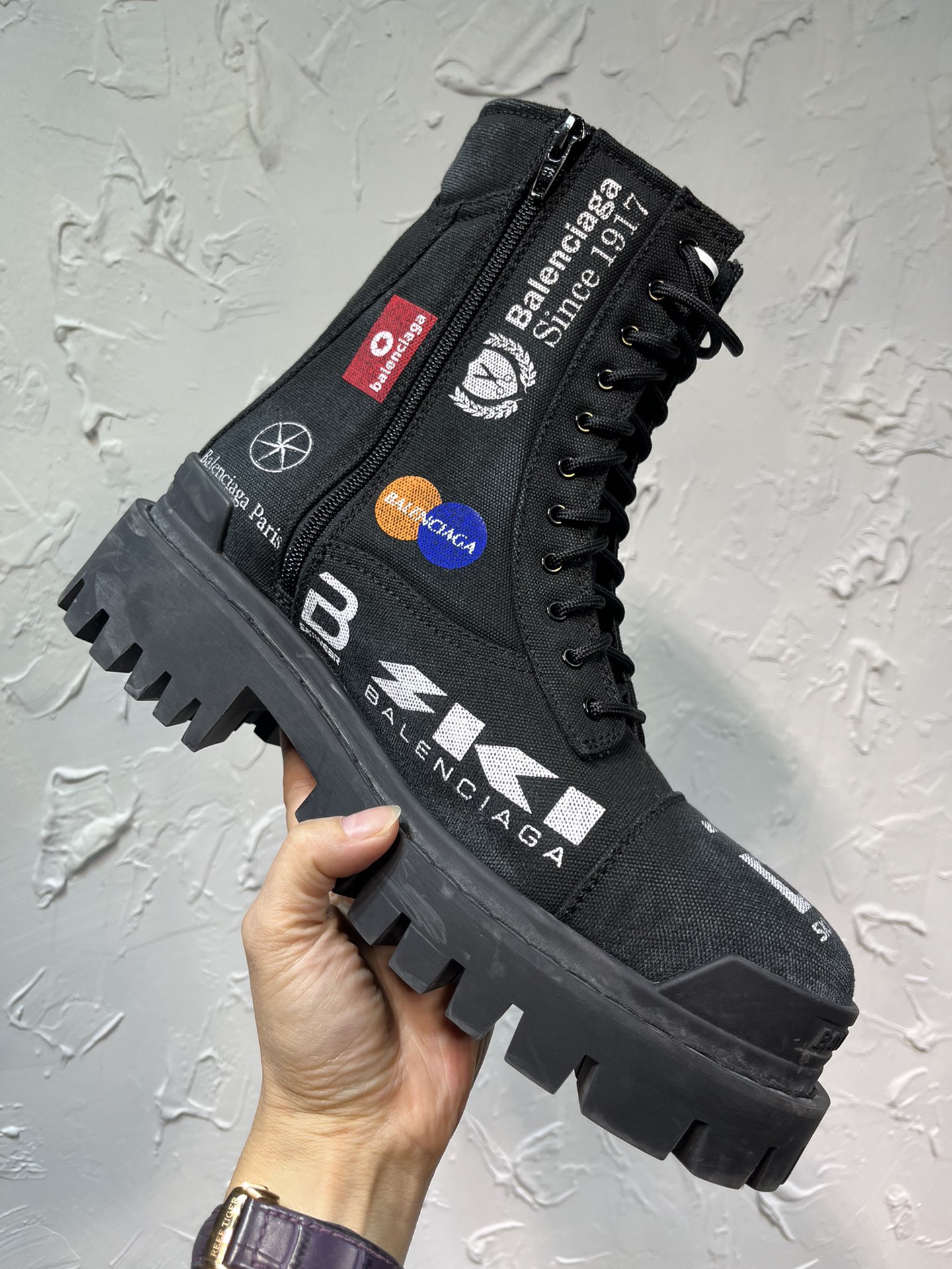 NO:557999,Latest color 2025 spring new Balenciaga COMBAT STRIKE men's boots, canvas decorated with logo printing craft boots, original one-to-one development, outsole one-to-one molding, antique work boots with old crafts effect, front and rear embossed logo, side zipper of round toe bare boots, original serrated rubber outsole, surface fabric, foot pad cowhide, lining cowhide, complete package code number 39-46 (38 45  46 size custom-made),,balenciaga,balenciaga,boots,cowhide19860909最新色2025春季新款巴黎世家Balenciaga COMBAT STRIKE男士靴子,帆布饰以标识印花工艺靴,原版一比一开发,大底一比一开模,仿古做旧工艺效果工装靴,前后置压花logo,圆头裸靴侧拉链,锯齿性原版橡胶大底,面织布,垫脚牛皮,里布牛皮,全套包装码数39-46（38 45 46码定做）,,balenciaga,balenciaga,boots,cowhide,Men's shoes