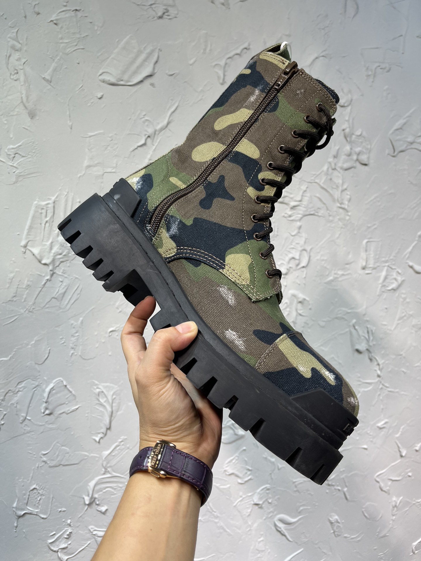 NO:557995,The official website is synchronized with the latest color 2025 Balenciaga camouflage boots. The top version of the original version is developed one to one, the outsole is molded one to one, antique work boots with old craftsmanship, front and rear embossed logo, side zipper of round toe bare boots, original jagged rubber outsole, surface weave, foot pads cowhide, denim lining, complete packaging code number 39-46 (38 45  46 size custom-made),,balenciaga,balenciaga,boots,cowhide19860909官网同步最新色2025爆单款巴黎世家Balenciaga迷彩靴 顶级版本原版一比一开发,大底一比一开模,仿古做旧工艺效果工装靴,前后置压花logo,圆头裸靴侧拉链,锯齿性原版橡胶大底,面织布,垫脚牛皮,里布牛仔布,全套包装码数39-46（38 45 46码定做）,,balenciaga,balenciaga,boots,cowhide,Men's shoes