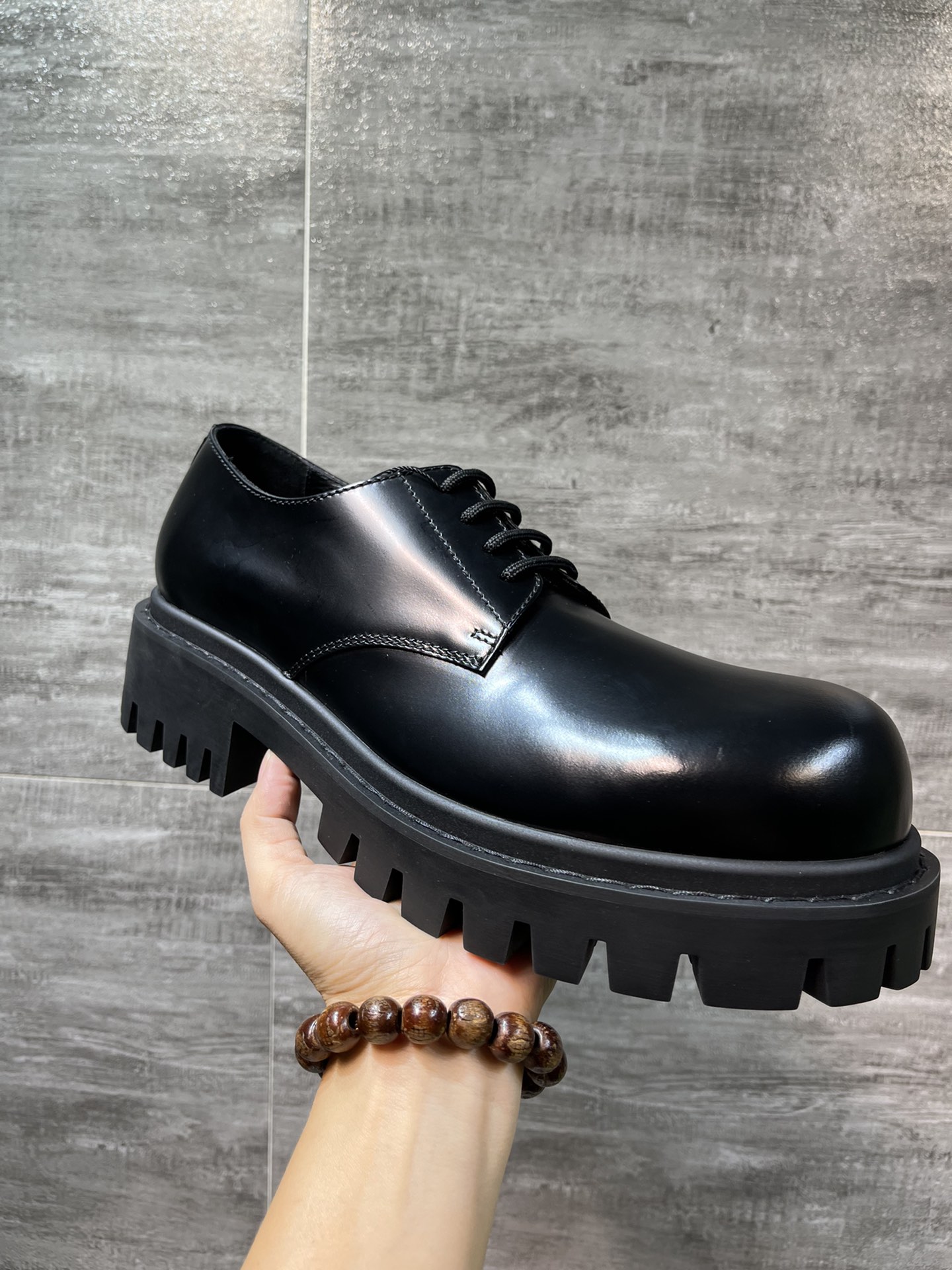 NO:558002,The latest Balenciaga top version Balenciaga STRIKE thick-soled derby shoes, lace-up casual big-toe shoes, buy the original version and develop it one to one, the outsole is molded one to one, the outsole is fully routed, the fabric is imported smooth cowhide leather with open edge beads, foot pads cowhide, lining cowhide, the full set of packaging code number 39-46 (customized code 38 45 46),, balenciaga, balenciaga, cowhide19860909最新款巴黎世家顶级版本Balenciaga STRIKE 厚底德比鞋,系带休闲大头鞋,购买原版一比一开发,大底一比一开模,大底全真走线,面料进口柔滑牛皮革开边珠,垫脚牛皮,里布牛皮,全套包装码数39-46（38 45 46码定做）,,balenciaga,balenciaga,cowhide,Men's shoes