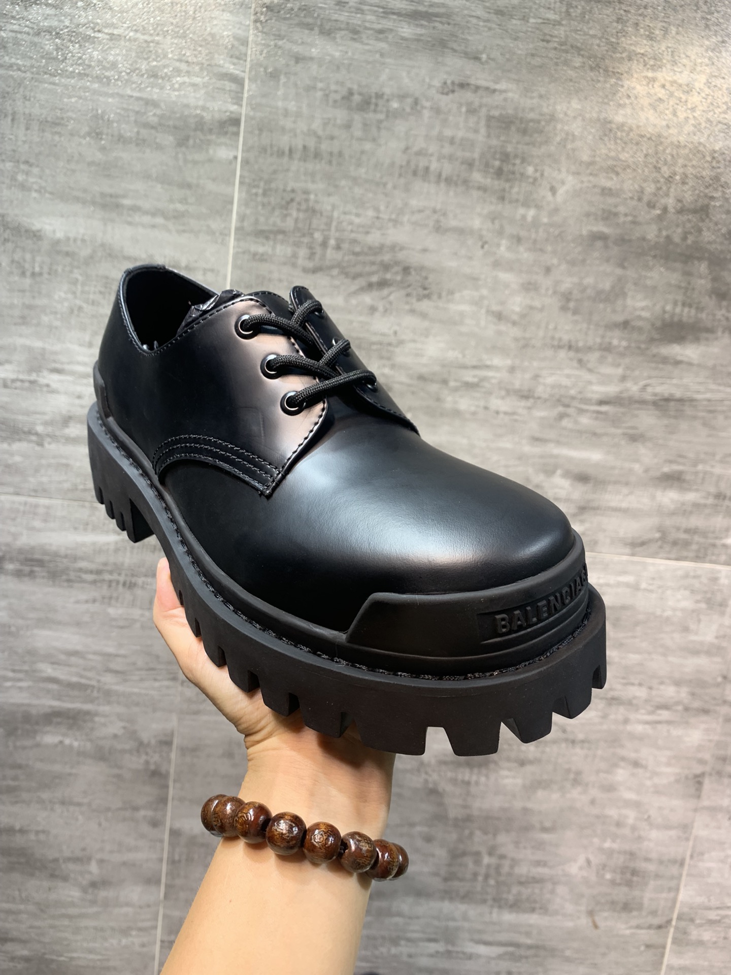 NO:558004,The top version of Balenciaga STRIKE thick-soled derby shoes, casual large-toe shoes, the original outsole is a one-to-one mold, the outsole is all real threaded, not a women's size outsole on the market, the fabric is imported with open edge beads, foot pads cowhide, lining cowhide, the full set of packaging code number 39-45,, balenciaga, balenciaga, cowhide19860909爆顶级版本巴黎世家Balenciaga STRIKE 厚底德比鞋休闲大头鞋,原版大底一比一开模,大底全真走线,非市面上女码大底,面料进口开边珠,垫脚牛皮,里布牛皮,全套包装码数39-45,,balenciaga,balenciaga,cowhide,Men's shoes