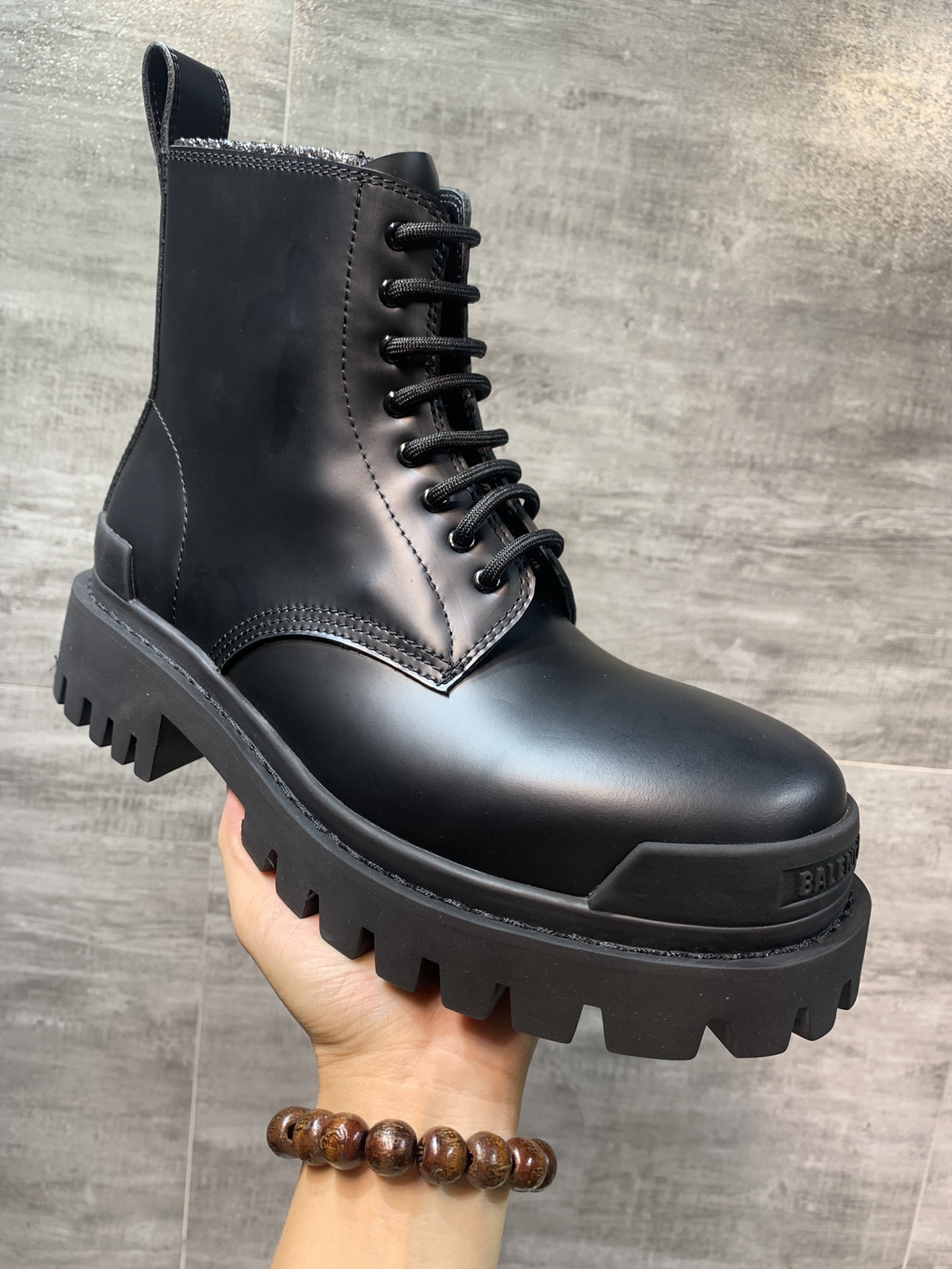 NO:558006,The top version of Balenciaga STRIKE thick-soled derby shoes, casual large-toe shoes, the original outsole is a one-to-one mold, the outsole is fully real-wired, not a women's size outsole on the market, the fabric is imported open edge beads, foot pads cowhide, lining cowhide, the full set of packaging code number 39-46 (45.46 custom-made),, balenciaga, balenciaga, cowhide19860909爆顶级版本巴黎世家Balenciaga STRIKE 厚底德比鞋休闲大头鞋,原版大底一比一开模,大底全真走线,非市面上女码大底,面料进口开边珠,垫脚牛皮,里布牛皮,全套包装码数39-46（45.46码定做）,,balenciaga,balenciaga,cowhide,Men's shoes