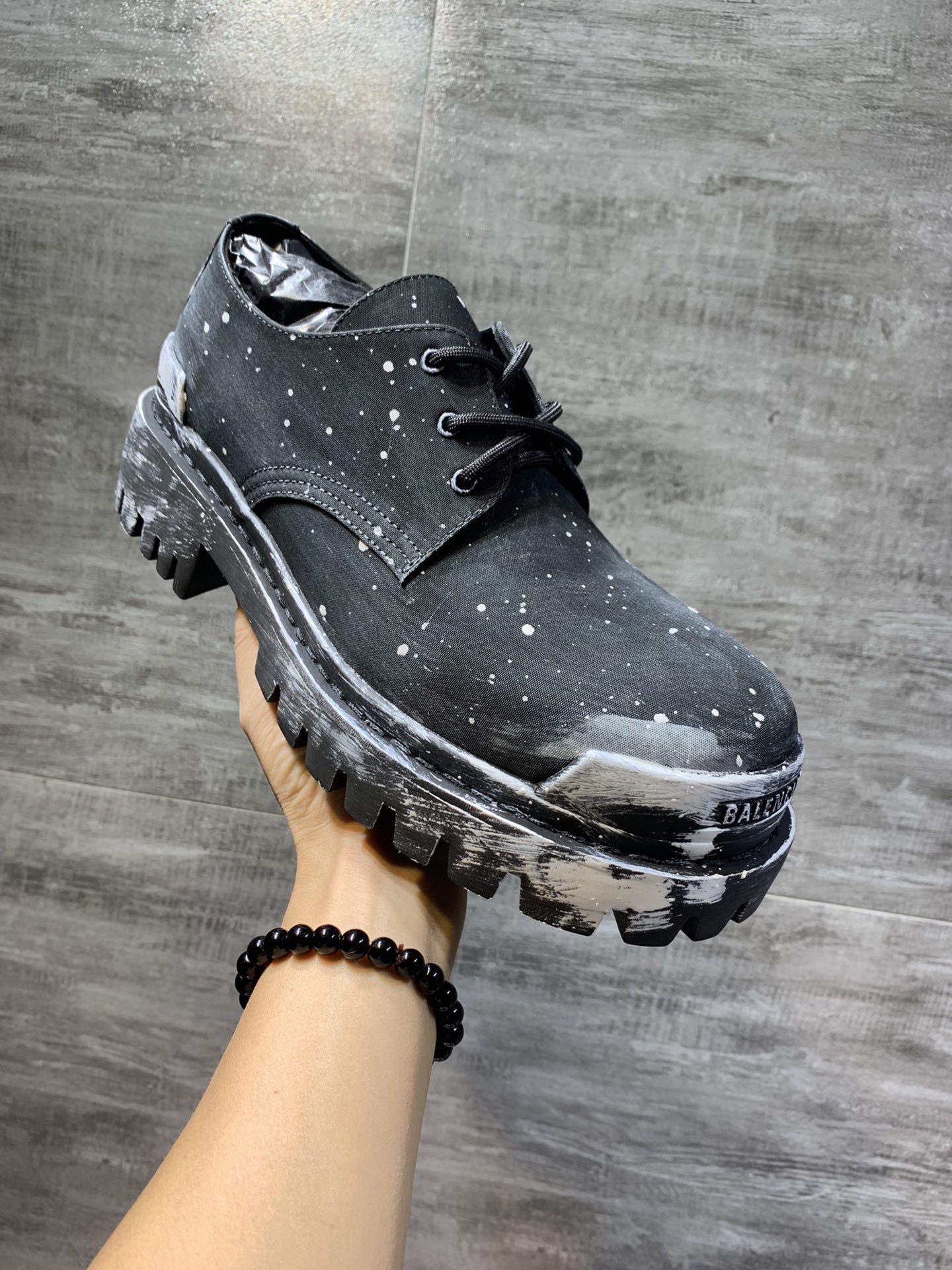 NO:558008,The top version of Balenciaga STRIKE thick-soled Derby singles and casual large-toe shoes, the original replica outsole is a one-to-one mold, the outsole is fully real-wired, not available in women's sizes on the market, the fabric is imported nylon and paint effect technology, foot pads cowhide, lining cowhide, the full set of packaging code number 39-46 (45 and 46 custom-made),, balenciaga, balenciaga, cowhide19860909爆顶级版本巴黎世家Balenciaga STRIKE 厚底德比单鞋休闲大头鞋,原版复刻大底一比一开模,大底全真走线,非市面上女码大底,面料进口尼龙和漆面效果工艺,垫脚牛皮,里布牛皮,全套包装码数39-46（45 46码定做）,,balenciaga,balenciaga,cowhide,Men's shoes