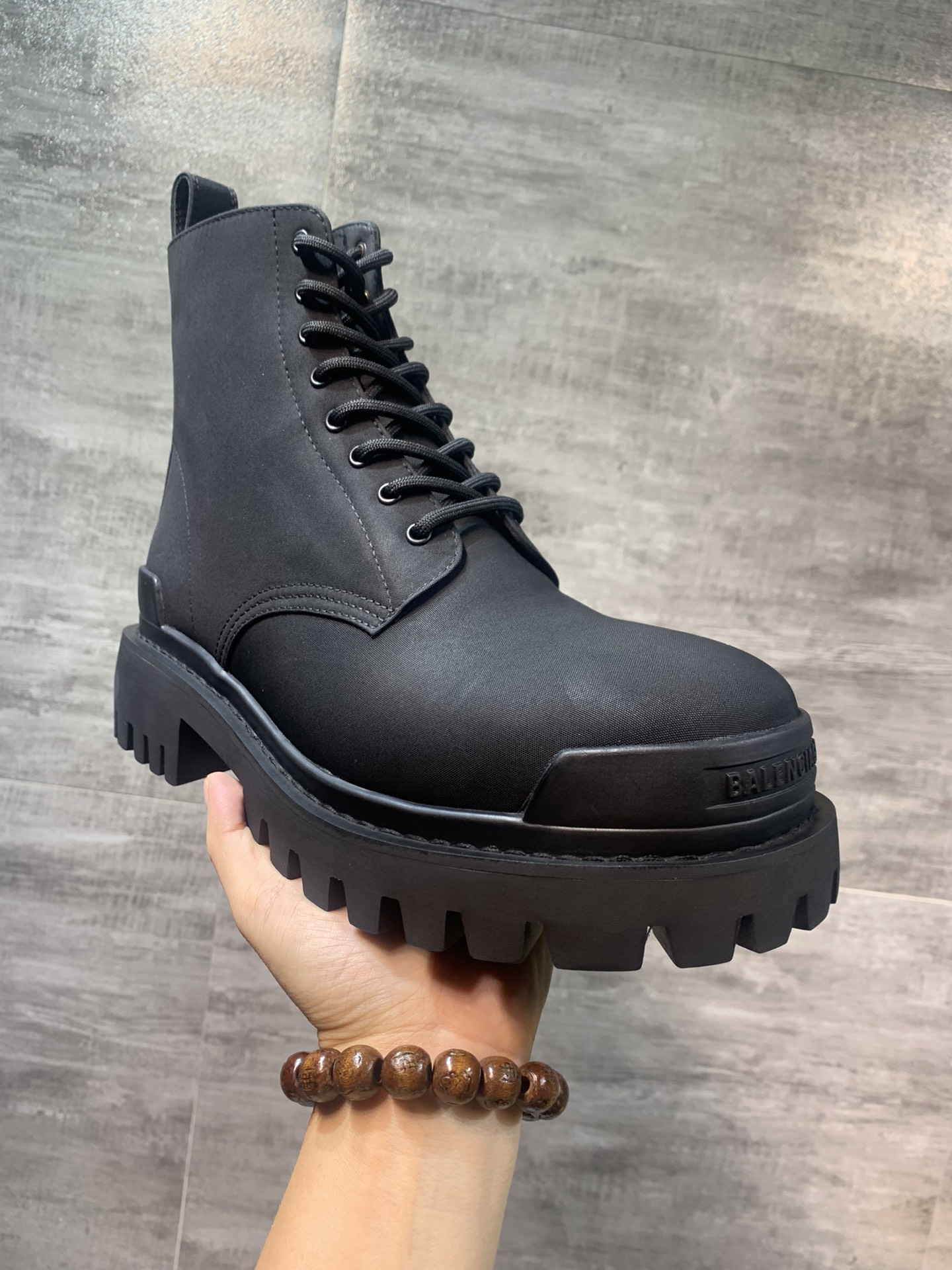 NO:558010,The official website simultaneously released the top version of Balenciaga STRIKE thick-soled Derby single shoes and casual large-toe boots. The original replica outsole is a one-to-one model. The outsole is fully real-wired. It is not a women's size outsole on the market. The fabric is imported nylon and paint effect technology. The foot pads are made of cowhide. The lining is made of cowhide. The full set of packaging codes is 39-46 (45.46 custom-made). Balenciaga, balenciaga, boots, cowhide19860909官网同步爆顶级版本巴黎世家Balenciaga STRIKE 厚底德比单鞋休闲大头靴,原版复刻大底一比一开模,大底全真走线,非市面上女码大底,面料进口尼龙和漆面效果工艺,垫脚牛皮,里布牛皮,全套包装码数39-46（45.46码定做）,,balenciaga,balenciaga,boots,cowhide,Men's shoes