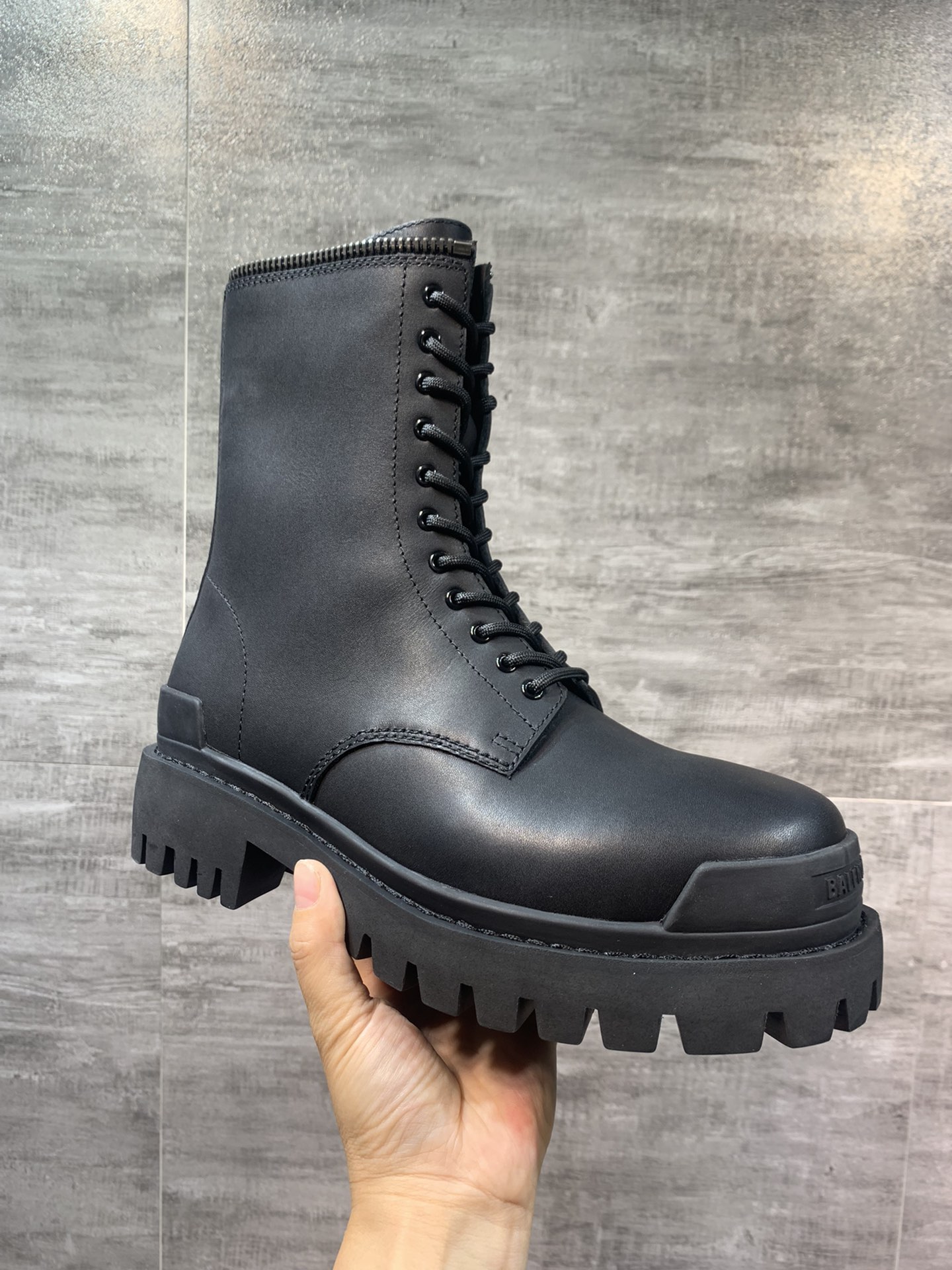 NO:558016,The popular top version official website is synchronized with Balenciaga STRIKE thick-soled derby shoes, casual large-toe shoes, the original outsole is a one-to-one mold, the outsole is fully real-wired, non-women's size outsole on the market, the fabric is imported original cowhide, foot-pad cowhide, lining cowhide, the full set of packaging code number 39-46 (45 and 46 custom-made),, balenciaga, balenciaga, cowhide19860909爆款顶级版本官网同步巴黎世家Balenciaga STRIKE 厚底德比鞋休闲大头鞋,原版大底一比一开模,大底全真走线,非市面上女码大底,面料进口原版牛皮,垫脚牛皮,里布牛皮,全套包装码数39-46（45 46码定做）,,balenciaga,balenciaga,cowhide,Men's shoes