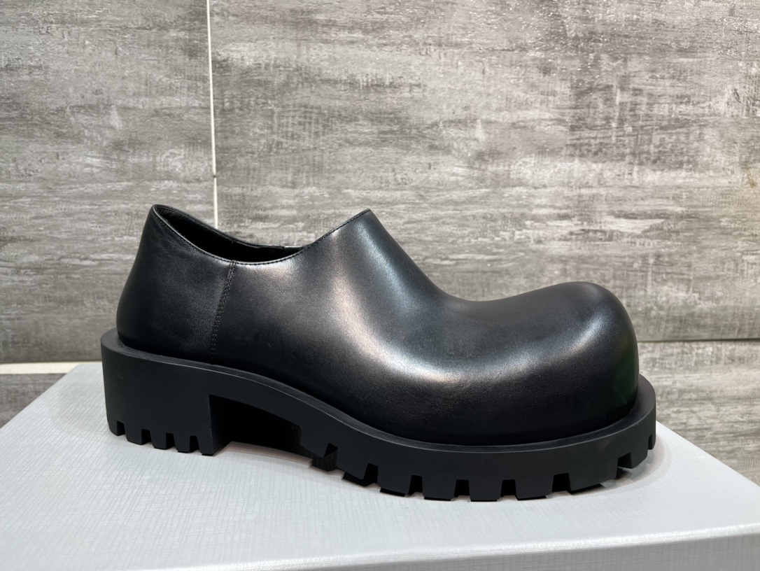 NO:558005,1995BALENCIAGA Balenciaga's new HUMMER Derby shoes, slightly asymmetrical round-toe shoes, purchased the original demolition, developed one to one, outsole one to one molding, imported cowhide leather, lining cowhide, foot pads cowhide, outsole original material tpu coarse tooth outsole, original full set of packaging code number 39-45,, balenciaga, balenciaga, cowhide198609091995BALENCIAGA巴黎世家新品HUMMER德比鞋,轻度不对称圆头鞋,购入原版爆拆,一比一开发,大底一比一开模,面料进口牛皮革,里牛皮,垫脚牛皮,大底原版材质tpu粗齿外底,原版全套包装码数39-45,,balenciaga,balenciaga,cowhide,Men's shoes