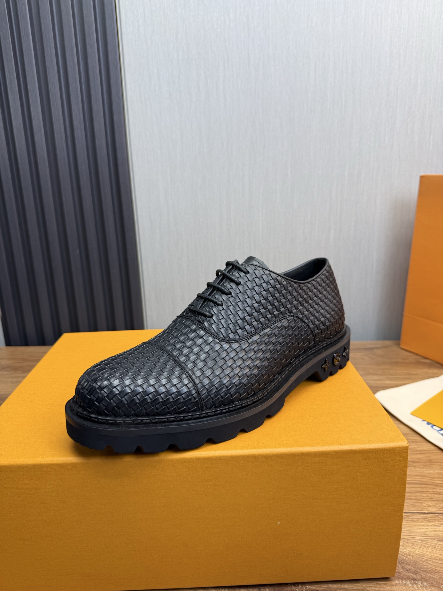 NO:558304,LV. Men's casual lace-up leather shoes, the latest hot style, 1:1 original purchase quality, top quality upper imported open-edge beaded cowhide, cowhide, cow suede, hand-made three-dimensional stitching highlights the round toe design, the inner foot pads are all imported cowhide, with original wear-resistant foam outsole, matching code 39-44, (38, 45 custom-made, non-refundable), louis vuitton, cowhide19860909LV.男士休闲系带皮鞋,最新爆款 1:1原单代购品质,顶级狠货鞋面进口开边珠牛皮.牛皮.牛反绒 手工立体缝线凸显是圆形鞋头设计,内里垫脚均采用进口牛皮,配原版耐磨发泡大底,配码39-44,(38,45订做不退换),,louis vuitton,cowhide,Men's shoes