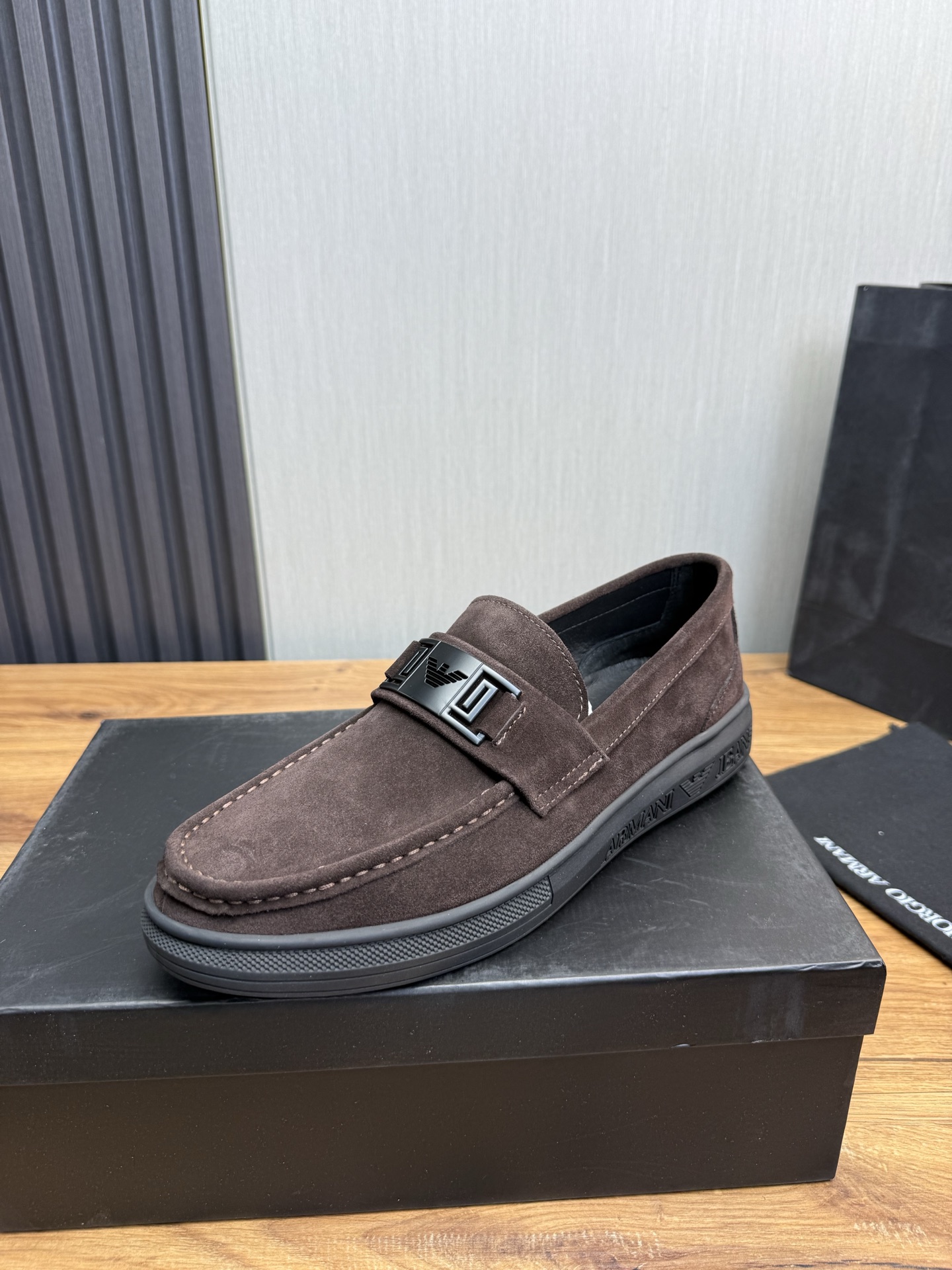 NO:574467,Armani. New products are coming, a must-have for fashionable men, big-name style, material upper imported frosted cowhide splicing fabric + leather lining wear-resistant rubber outsole, 39-44,,armani,cowhide19860909阿玛尼.新品来袭时尚潮男必备,大牌风范, 材料鞋面进口磨砂牛皮拼接面料+皮里 耐磨橡胶大底,39-44,,armani,cowhide,Men's shoes