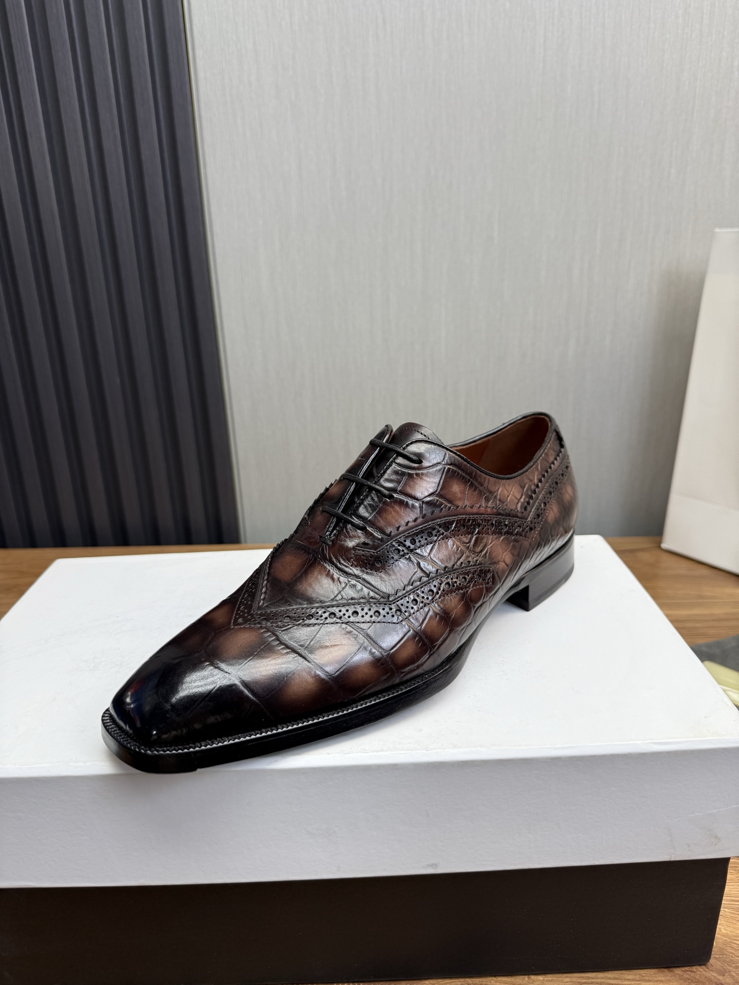 NO:574815,Berlut*. New men's hand-rubbed formal leather shoes. High-end boutique. Selected high-quality imported calfskin crocodile embossed upper. Hand-rubbed process effect. Semi-Goodyear cold-bonding process. Simple and elegant. Ancient embossed leather outsole, showing the leather texture. Exquisite leather horizontal strap decoration of the same material. More handmade features. Dyed calfskin lining. Leather-rubber combination outsole with excellent anti-slip effect. Original customized packaging for sale.  Standard leather shoe sizes 39~44# (customized at 38.45),,cowhide,leather soles19860909Berlut* 布鲁提.新款男士手工擦色正装皮鞋 高端精品 甄选优质进口小牛皮鳄鱼压纹鞋面 手工擦色工艺处理效果 半固特异冷粘工艺 古朴大气 古文压花真皮大底,将皮料质感展现得淋漓精致同材质皮革横带装饰 更显手工特色内里本染小牛皮 真皮橡胶组合大底防滑效果极好 原版定制包装发售 标准皮鞋码数39～44#（38.45定做）,,cowhide,Leather soles,Men's shoes