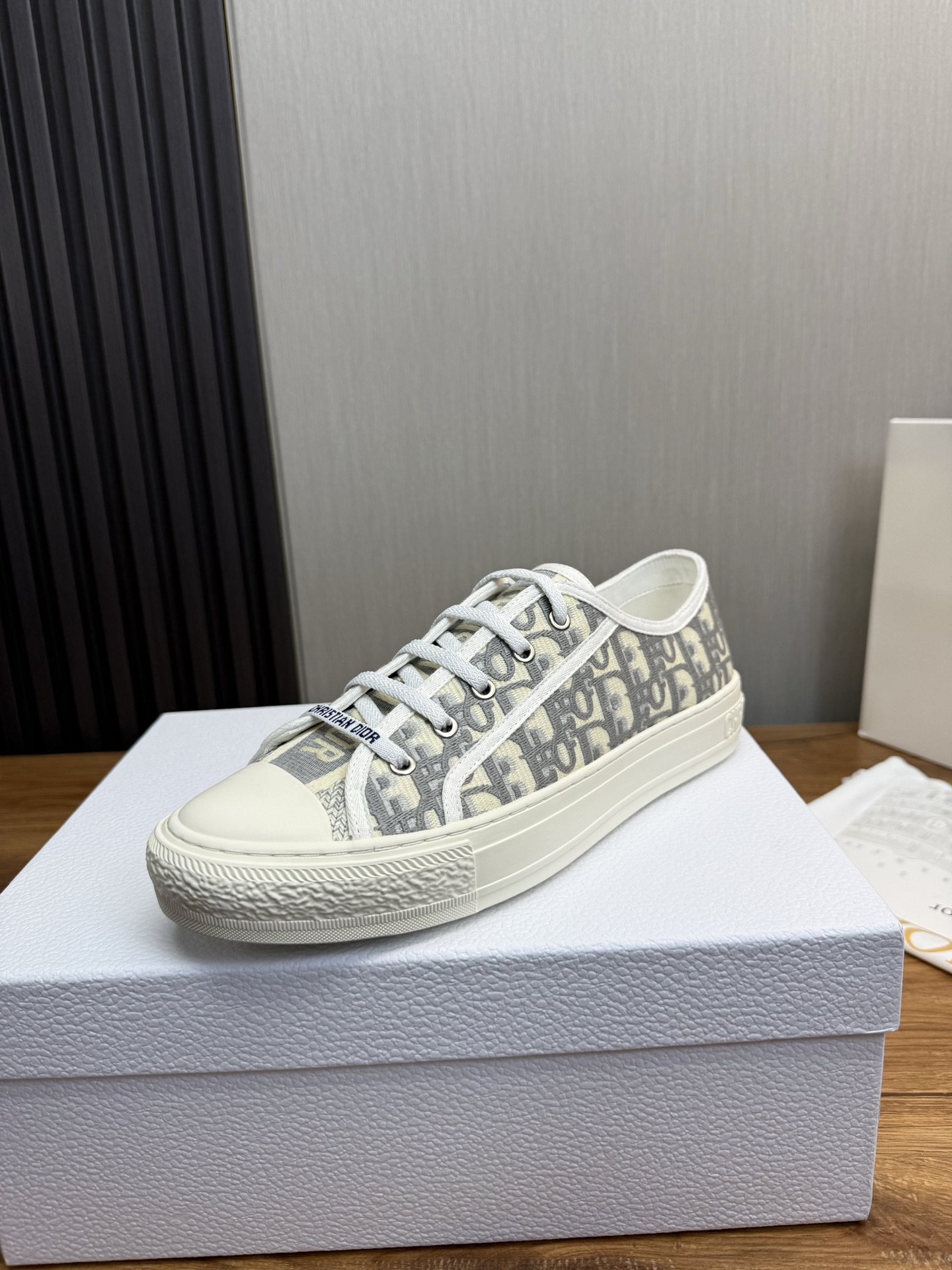 NO:575044,' Dior Presbyopia Embroidery Thick-soled Canvas Shoes Casual Sneakers Couple Style This Walk'n'Dior thick-soled sneaker is a fashionable item that enhances the style of the series. Oblique printed cotton embroidered upper, with comfortable thick sole, tongue and Christian Dior Paris logo laces. Sole thickness 4.5CM Size: 36-44,, dior, dior, sneakers19860909' 迪奥老花刺绣 厚底帆布鞋 休闲运动鞋 情侣款 这款 Walk'n'Dior 厚底运动鞋是一款时尚单品,提升该系列的格调.Oblique 印花棉质刺绣鞋面,搭配舒适厚底、鞋舌和 Christian Dior Paris 标志鞋带.底厚4.5CM Size: 36-44,,dior,dior,sneakers,Men's shoes