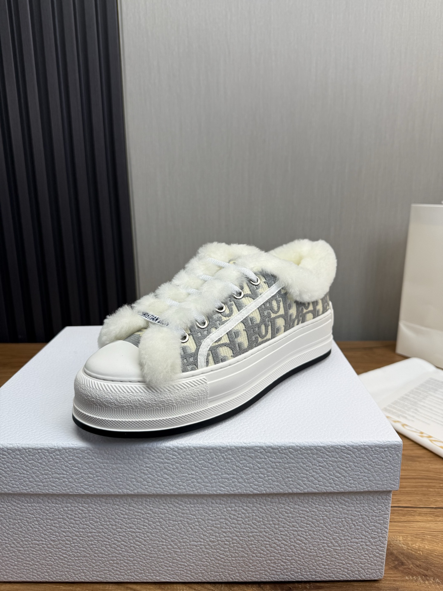 NO:680293,Women's Dior Dior, official website synchronization, classic presbyopic embroidered wool platform casual DIOR Walk'n Dior presbyopic embroidered wool platform canvas shoes, casual sneakers, this Walk'n'Dior platform sneaker is a fashionable item that enhances the style of the series, Oblique printed cotton embroidery upper, with comfortable platform, tongue and Christian Dior Paris signature laces!  Classic thick-soled embroidered sneakers. The fur lining is made of lambswool. They are both beautiful and warm. They are very nice. The anti-aging effect is also great. I love them so much. These shoes are too classy. They are must-have lambswool thick-soled canvas shoes for autumn and winter. Kim Ji-soo has the same style with many Internet celebrities. They are very good-looking and versatile. They feel extremely comfortable on the feet. The sole is 4.5cm thick! Original box packaging, size, 35  -41,,dior,dior,sneakers19860909女款 Dior迪奥,官网同步,经典老花刺绣羊毛厚底休闲 DIOR Walk'n 迪奥老花刺绣羊毛厚底帆布鞋,休闲运动鞋,这款 Walk'n'Dior 厚底运动鞋是一款时尚单品,提升该系列的格调,Oblique 印花棉质刺绣鞋面,搭配舒适厚底、鞋舌和 Christian Dior Paris 标志鞋带！ 经典厚底刺绣运动鞋,内里皮毛一体羔羊毛,兼具好看与保暖功能,nice得很哦,**效果也很棒,简直爱到不行,这鞋“ 未免太上头了,秋冬必备的羔羊毛厚底帆布鞋 金智秀同款超多网红明星种草上脚超级好看百搭,脚感巨舒服,底厚4.5cm！ 原盒包装,尺码,35 -41,,dior,dior,sneakers,Men's shoes