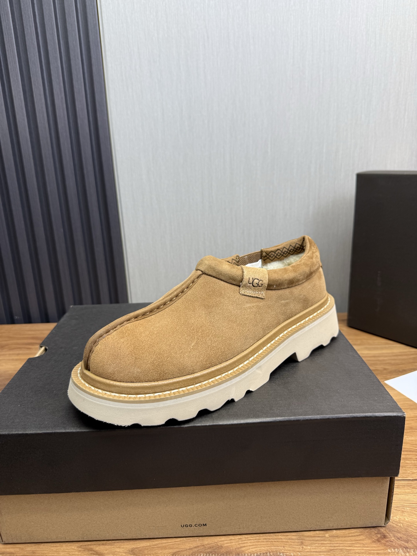 NO:579566,The new UGG fur-integrated men's simple and fashionable snow boots. The most worth buying at the end of this year are warm casual shoes. Whether you are out and about at home, their comfortable and warm performance will be your most suitable fashion partner!  The material is made of cowhide leather upper, and the lining is made of imported wool. It is warm and comfortable!  The eva+ rubber patch outsole is cushioning, non-slip and wear-resistant, and has good elasticity. It is light and wear-resistant, comfortable and soft, and the new simple tailoring is more fashionable. It has both practicality and fashion sense, so you no longer have to worry about how to match it in the winter, but still have a fashionable taste. High-quality genuine wool material, look at the details!  Size 39-40-41-42-43-44-44 sneaker size, boots, sneakers, cowhide19860909新款UGG 皮毛一体男款简约时尚雪地靴 今年年底最值得入手的那是保暖休闲鞋子,无论外出居家其舒适保暖性能都是你最贴合的时尚伴侣！ 材料采用牛皮鞋面,内里采用进口羊毛.保暖舒适！ eva+橡胶贴片大底,缓冲,防滑耐磨,和良好的弹性,轻盈耐磨,舒适柔软,全新简洁剪裁,更显时尚,兼具穿搭实用性和时尚感,让您在冬天不再忧愁如何搭配,依然不失时尚品味.高品真羊毛 材质看细节！ 尺码39-40-41-42-43-44-44运动鞋尺码,,boots,sneakers,cowhide,Men's shoes