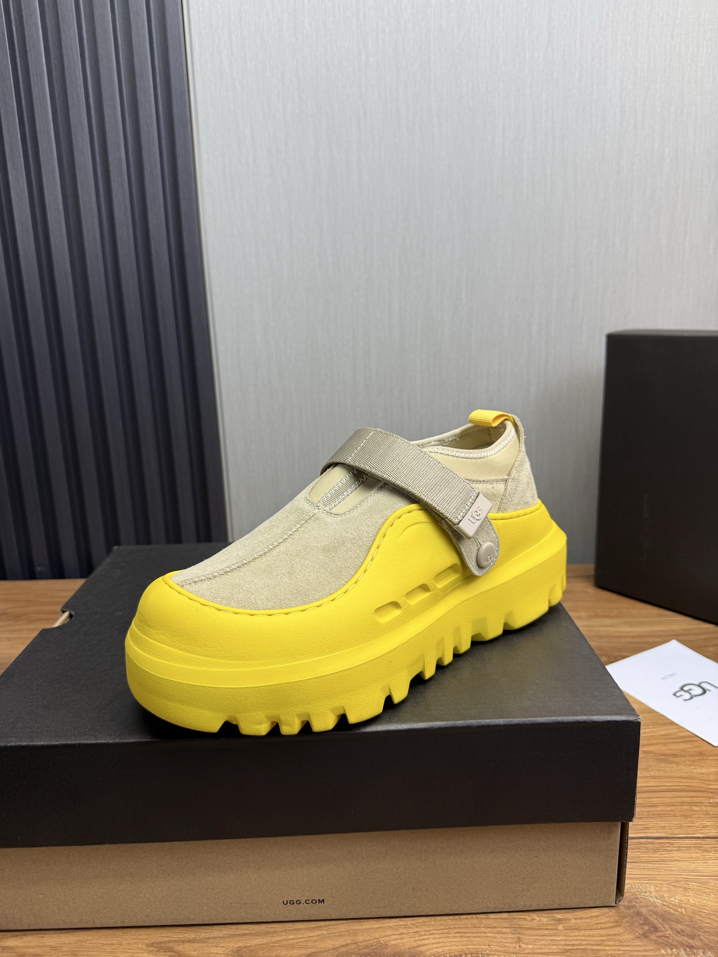 NO:579569,Couple's new UGG fur integrated men's simple and fashionable snow boots. The most worth buying at the end of this year are warm casual shoes. Whether you are out and about at home, their comfortable and warm performance will be your most suitable fashion partner!  The material is made of cowhide leather upper, and the lining is made of imported wool. It is warm and comfortable!  The eva+ rubber patch outsole is cushioning, non-slip and wear-resistant, and has good elasticity. It is light and wear-resistant, comfortable and soft, and the new simple tailoring is more fashionable. It has both practicality and fashion sense, so you no longer have to worry about how to match it in the winter, but still have a fashionable taste. High-quality genuine wool material, look at the details!  Size 35-40-41-42-43-44-44 sneaker size, boots, sneakers, cowhide19860909情侣 新款UGG 皮毛一体男款简约时尚雪地靴 今年年底最值得入手的那是保暖休闲鞋子,无论外出居家其舒适保暖性能都是你最贴合的时尚伴侣！ 材料采用牛皮鞋面,内里采用进口羊毛.保暖舒适！ eva+橡胶贴片大底,缓冲,防滑耐磨,和良好的弹性,轻盈耐磨,舒适柔软,全新简洁剪裁,更显时尚,兼具穿搭实用性和时尚感,让您在冬天不再忧愁如何搭配,依然不失时尚品味.高品真羊毛 材质看细节！ 尺码35-40-41-42-43-44-44运动鞋尺码,,boots,sneakers,cowhide,Men's shoes