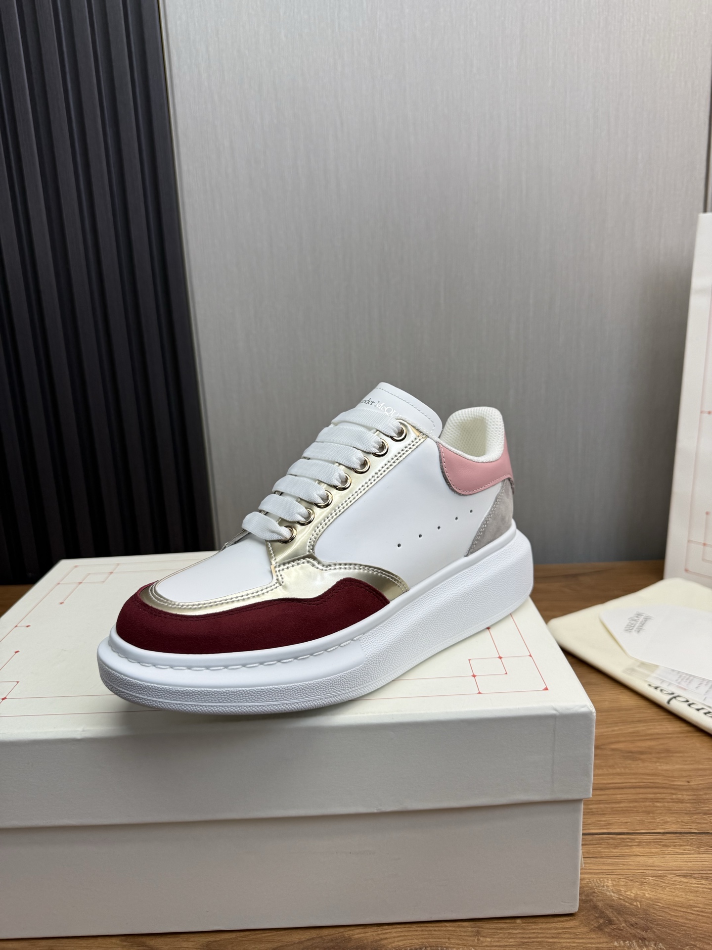 NO:589767,McQueen.MQ top version. Popular for couples, perennial hot seller. Alexander McQUEEN high version has been upgraded to the highest quality again. Purchasing agent level. Fabric imported from Italy, silk mesh with high texture, water-resistant and does not change color. The inner lining is grade A silk mesh imported from Italy, which is stain-resistant, sweat-absorbent, breathable and comfortable. Foot pads: top version imported Italian super soft cowhide leather. Outsole PU+ counter 1:1 shoe box original beige box.  Plus white flip cover and double-layer protection. Cloth bag. Handbag. Certificate of conformity 1:1 mold opening 4-piece set. Delivered with a pair of shoelaces. Sizes for women: 34.40.41. Men: 38.46 (women’s size 34.40.41, men’s size 38.45.46 are customized and cannot be returned or exchanged),,alexander mcqueen,real silk19860909麦昆.MQ顶级版本.情侣爆款,常年热卖 Alexander McQUEEN高版本再次升级为最高品质.代购级别 面料意大利进口真丝网高质感 抗水擦不变色 内里A级意大利进口真丝网内里耐脏.吸汗.透气.舒适 垫脚: 顶级版进口意大利超软牛里皮 大底PU+专柜1:1 鞋盒原版米黄盒. 外加白翻盖合双层保护.布袋.手提袋.合格证1:1开模4件套.配送鞋带一双 码数女34-41.男38-46（女码34. 40 .41,男码38 .45.46属定制,不退换）,,alexander mcqueen,real silk,Men's shoes