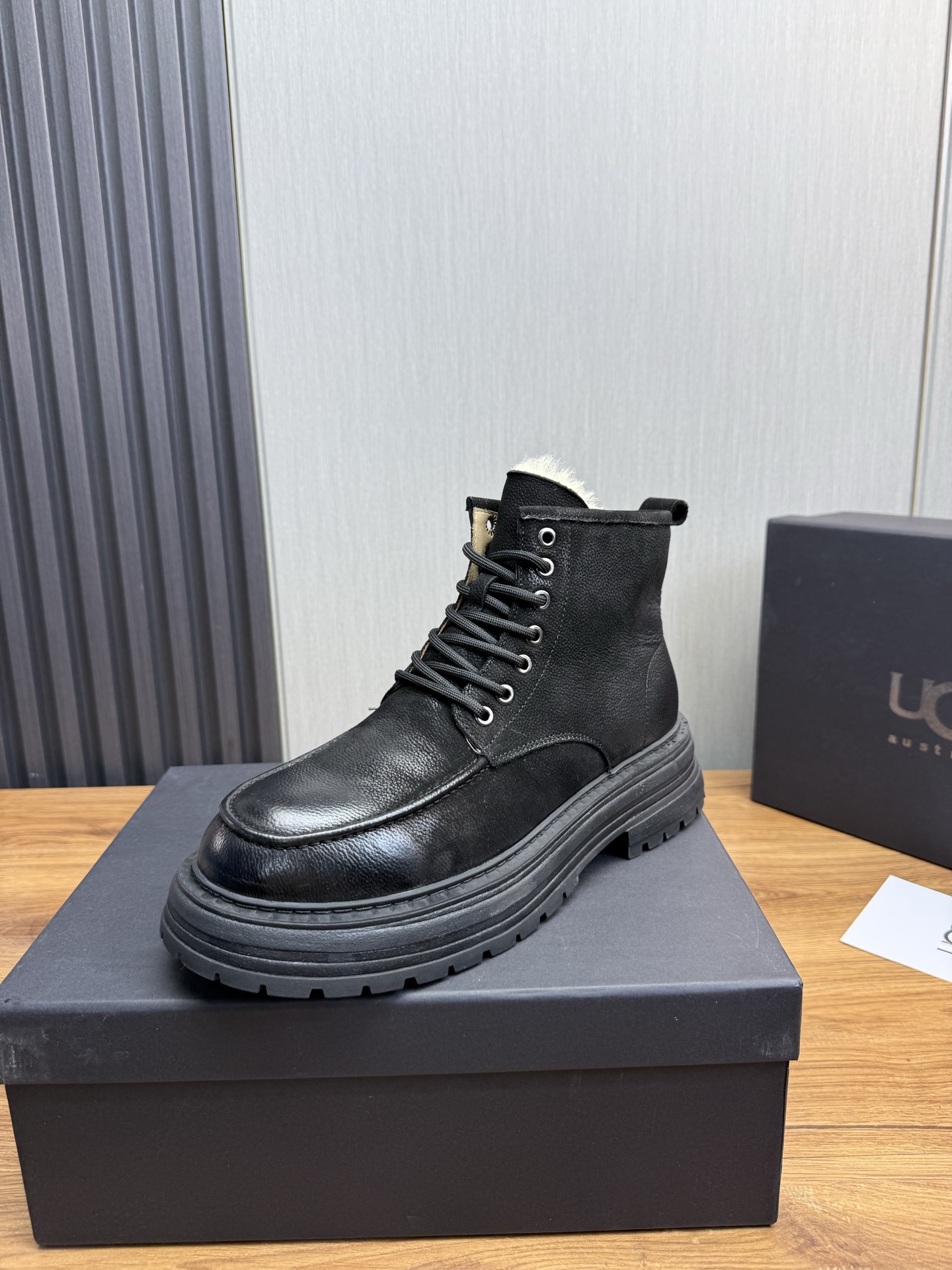 NO:604176,[UGG] Men's popular winter warm boots, simple and fashionable design, comfortable and warm cowhide wool lining, soft and comfortable to wear, good warmth retention, excellent foot feel, 38-45 regular size, boots, cowhide19860909【UGG】男士冬季爆款保暖靴简单时尚的设计,牛皮舒适保暖羊毛里 穿着柔软舒适,保暖性好,脚感极佳 38-45正码,,boots,cowhide,Men's shoes