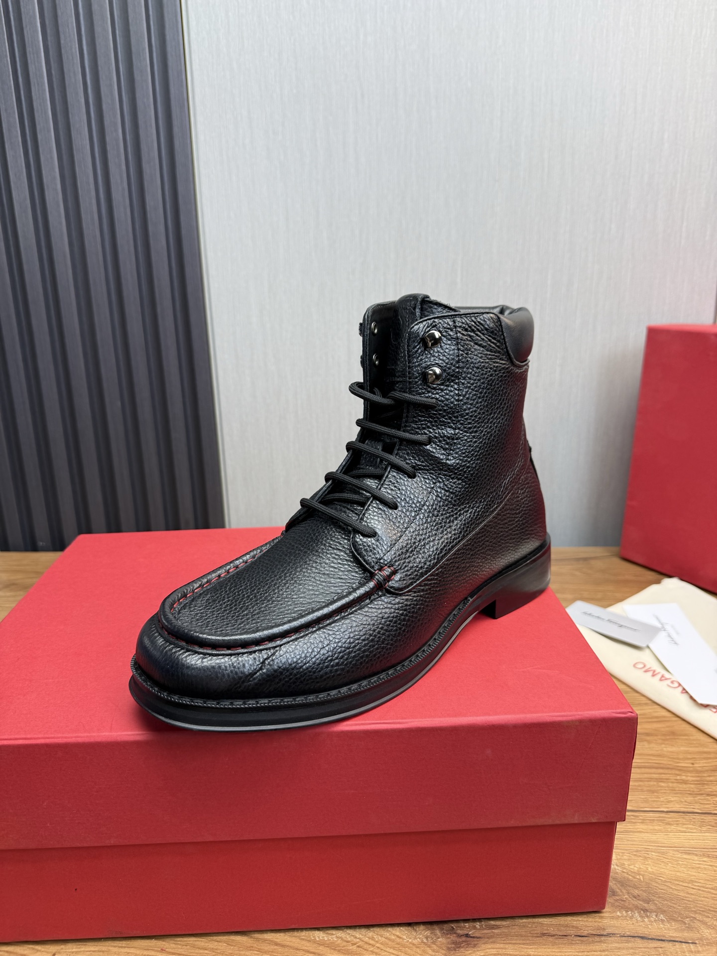 NO:604182,FERRAGAMO. Ferragamo men's Chelsea boots, this super-A Chelsea shoe is equipped with a thick outsole, and the minimalist design exudes a modern and charming charm. Imported leather surface, good texture, leather lining, easy to wear!  size39-44 (38.45.46 customized),,ferragamo,ferragamo,boots19860909FERRAGAMO.菲拉格慕男士切尔西靴,超A这款切尔西鞋 配有厚大底,极简主义设计散发充满现代感的迷人魅力.进口皮面,质感好,皮内里 方便穿着 ！ size39-44（38.45.46定制）,,ferragamo,ferragamo,boots,Men's shoes