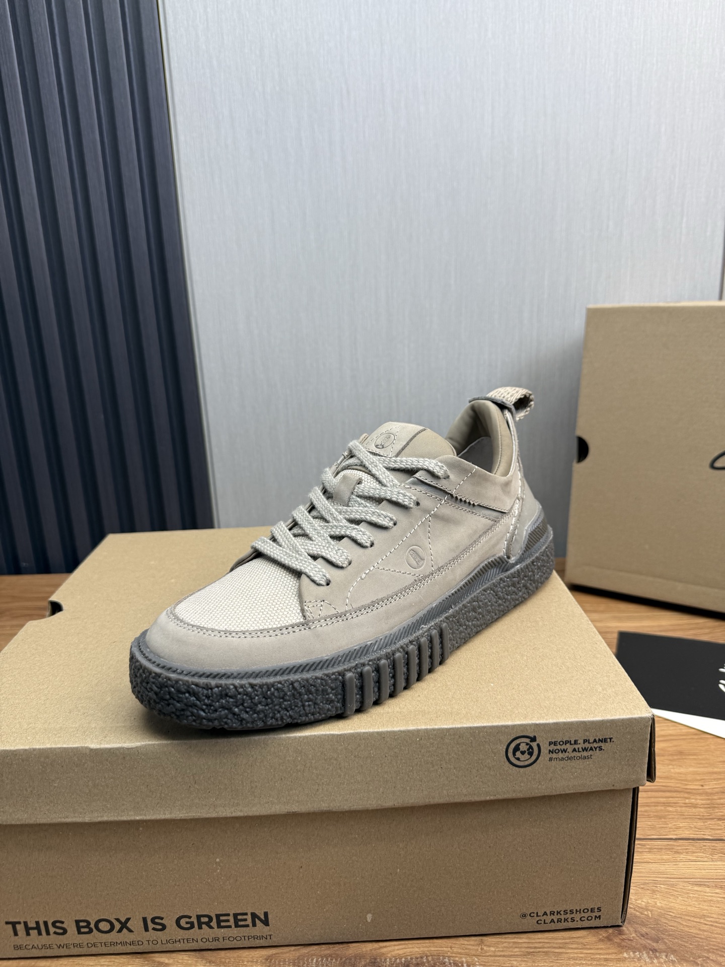 NO:604192,Qile. Autumn and winter men's combat boots, equipped with thick outsole, minimalist design exudes modern charm. Imported leather surface, good texture leather lining. size39-44 (38.45. Customized),,boots19860909奇乐.秋冬男士战靴,配有厚大底,极简主义设计散发充满现代感的迷人魅力.进口皮面,质感好皮内里. size39-44（38.45.定制）,,boots,Men's shoes