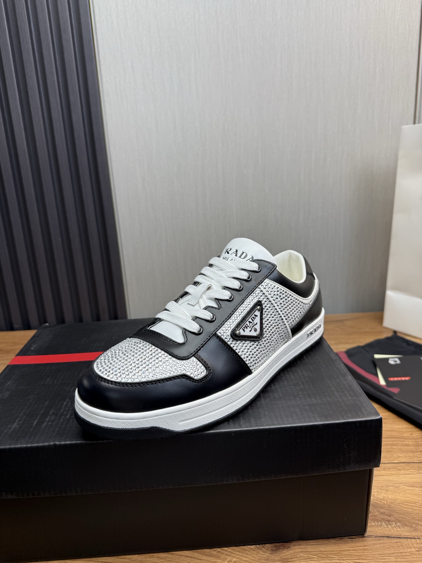 NO:620318,[PRADA] Popular items in men's shoe counters, official website synchronization, 1 high-quality shipped original cowhide with perforated leather + cowhide lining, 11 replica, original original bottom, 38-45 (45 customized, non-refundable),, prada, prada, cowhide19860909【PRADA普拉达】男鞋专柜爆款,官网同步,1高品质出货原版牛皮烫钻+牛皮内里,11复刻 ,原厂原版底,38-45（45定做不退换）,,prada,prada,cowhide,Men's shoes