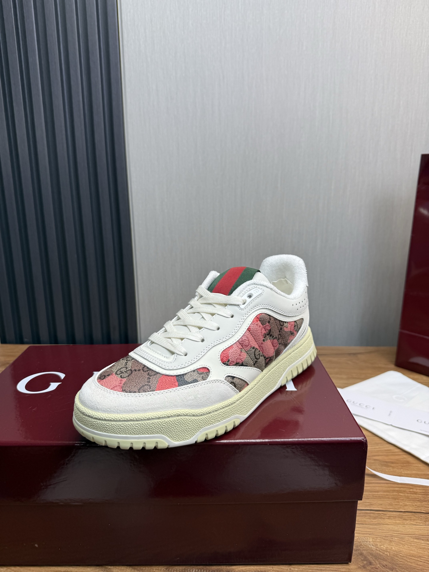 NO:620327,ＧＵＣＩＩ. Popular couple's shoes. The upper is made of imported calfskin + imported waterproof towel lining. Original outsole. Female size 35-40, male 39-45 (female 40, male 45 customized),,cowhide19860909ＧＵＣＣＩ古奇.爆款情侣款鞋 鞋面采用进口小牛皮+进口防水毛巾里布 原版大底.女码35-40,男39-45（女40 男45订做）,,cowhide,Men's shoes