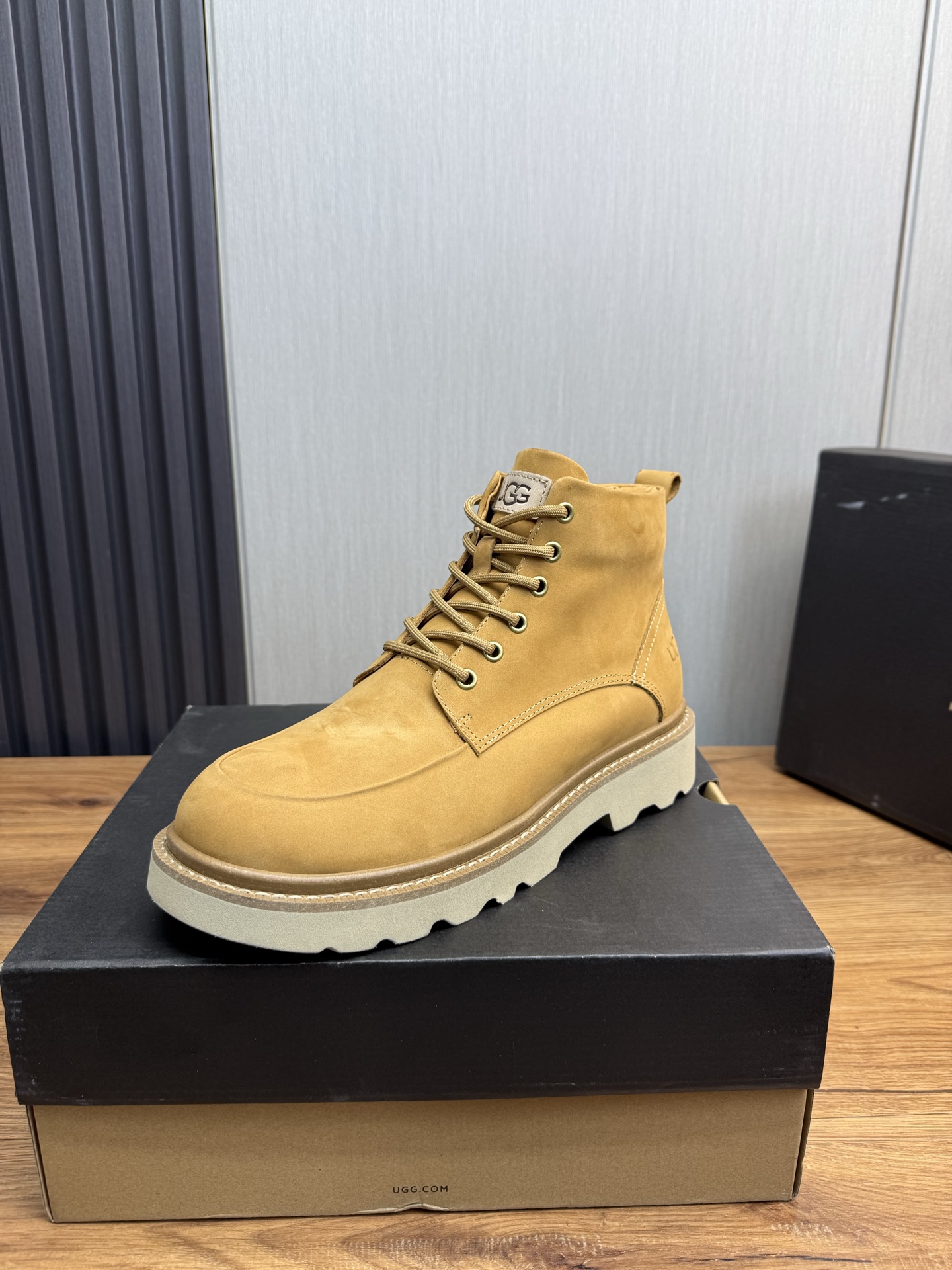 NO:620858,[UGG] Men's popular winter warm boots, simple and fashionable design, comfortable and warm cowhide wool lining, soft and comfortable to wear, good warmth retention, excellent foot feel, 38-45 regular size, boots, cowhide19860909【UGG】男士冬季爆款保暖靴简单时尚的设计,牛皮舒适保暖羊毛里 穿着柔软舒适,保暖性好,脚感极佳 38-45正码,,boots,cowhide,Men's shoes