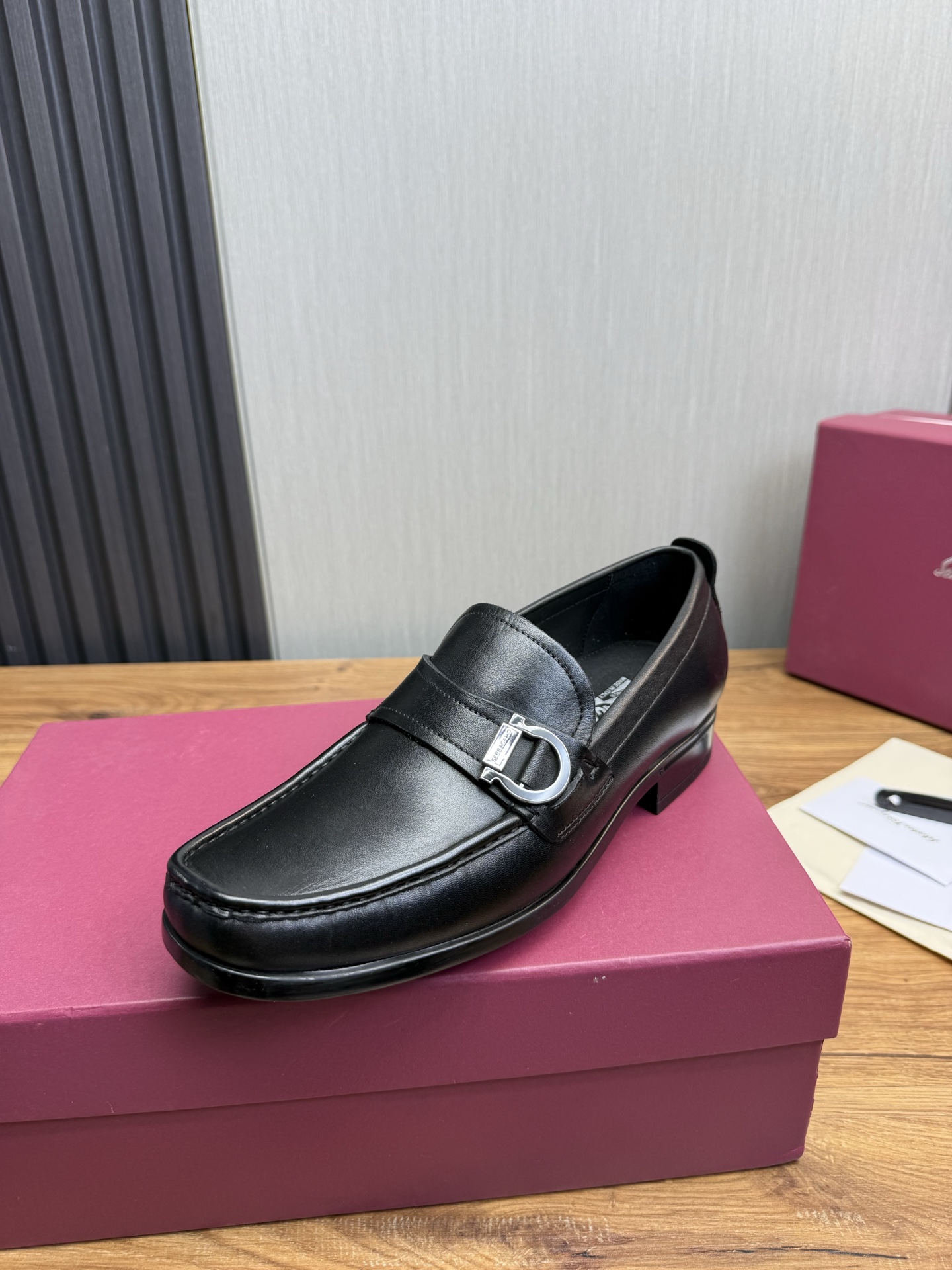 NO:639464,Ferragamo. [Ferragamo] men's thick-soled Loaf leather shoes, the latest hot model, 1:1 original purchase quality, top quality, imported open-edge beaded cowhide leather on the upper, hand-made three-dimensional stitching highlighting the round toe design, the inner foot pads are made of imported cowhide, with original lightweight foam outsole, with code 39-44, (38,45 custom-made, non-returnable),, ferragamo, ferragamo, loafers, cowhide19860909菲拉格慕.【Ferragamo】男士厚底乐福皮鞋,最新爆款,1:1原单代购品质,顶级狠货,鞋面进口开边珠牛皮,手工立体缝线凸显是圆形鞋头设计,内里垫脚均采用进口牛皮,配原版轻质发泡大底,配码39-44,(38,45订做不退换),,ferragamo,ferragamo,loafers,cowhide,Men's shoes