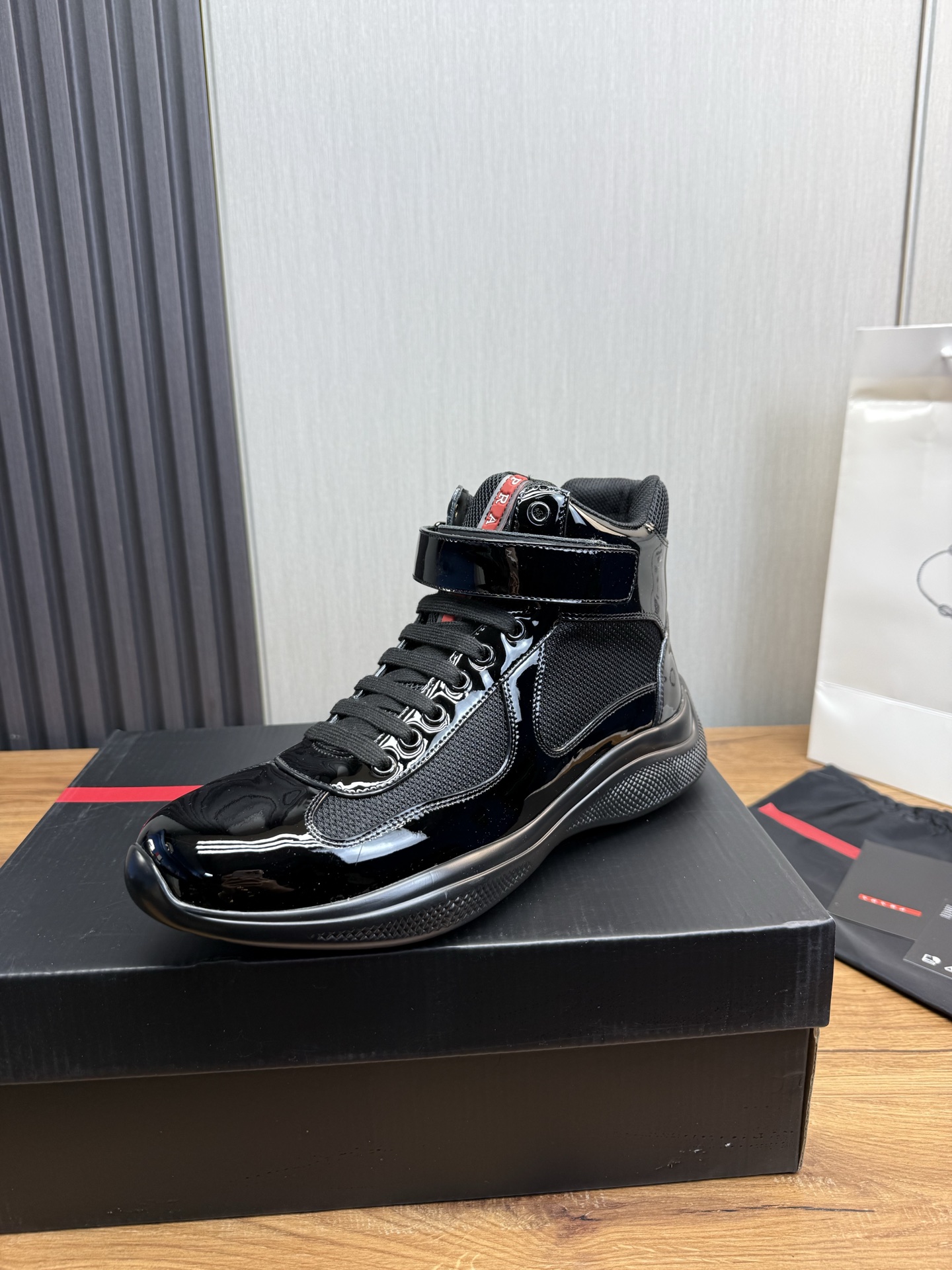 NO:639796,[PRADA] Popular hot-selling items that must be recommended every day~~ The official website is synchronized, 1:1 high-quality shipping, imported cowhide fabric. + cowhide lining, original bottom, high-end airplane box packaging 38-45 (38.45 custom-made, non-refundable),, prada, prada, cowhide19860909【PRADA普拉达】 爆款热卖每日必推款～～ 官网同步,1:1高品质出货 进口牛皮面料.+牛皮内里,原厂原版底 高档飞机盒包装 38-45（38.45定做不退换）,,prada,prada,cowhide,Men's shoes