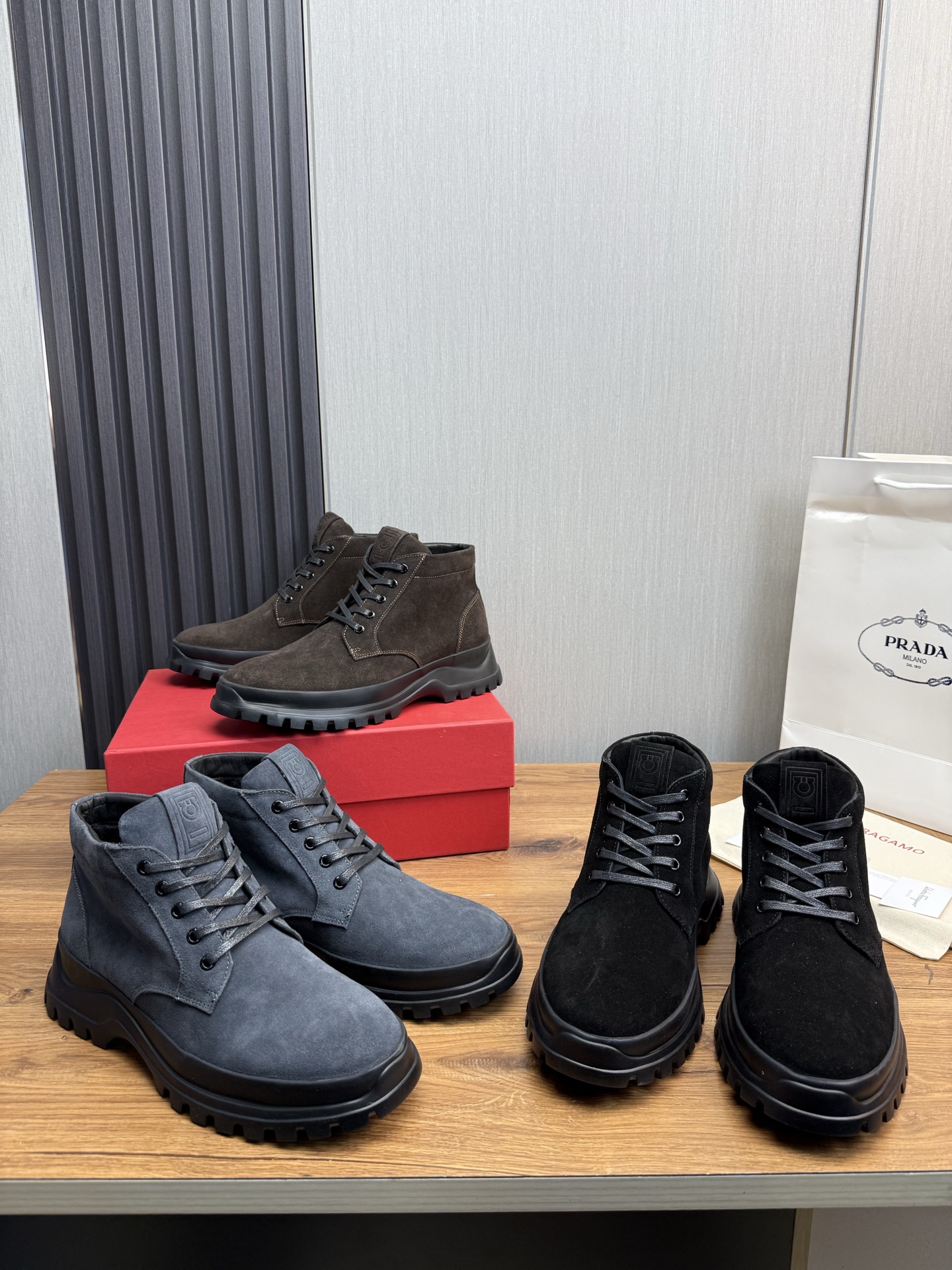 NO:639800,Velvet lining FERRAGAMO. Ferragamo men's Chelsea boots, super A Chelsea shoes equipped with thick outsole, minimalist design exudes modern charm. Imported leather surface, good texture, warm velvet lining size39-44 (customized at 38.45.46),,ferragamo,ferragamo,boots19860909绒里 FERRAGAMO.菲拉格慕男士切尔西靴,超A这款切尔西鞋 配有厚大底,极简主义设计散发充满现代感的迷人魅力.进口皮面,质感好,保暖绒里 size39-44（38.45.46定制）,,ferragamo,ferragamo,boots,Men's shoes