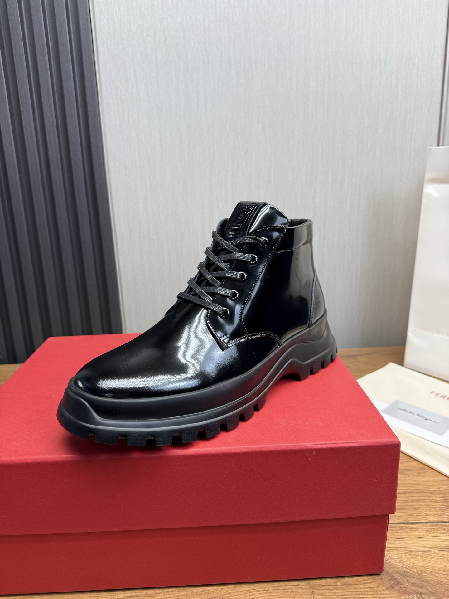 NO:639802,Velvet lining FERRAGAMO. Ferragamo men's Chelsea boots, super A Chelsea shoes equipped with thick outsole, minimalist design exudes modern charm. Imported leather surface, good texture, warm velvet lining size39-44 (customized at 38.45.46),,ferragamo,ferragamo,boots19860909绒里 FERRAGAMO.菲拉格慕男士切尔西靴,超A这款切尔西鞋 配有厚大底,极简主义设计散发充满现代感的迷人魅力.进口皮面,质感好,保暖绒里 size39-44（38.45.46定制）,,ferragamo,ferragamo,boots,Men's shoes