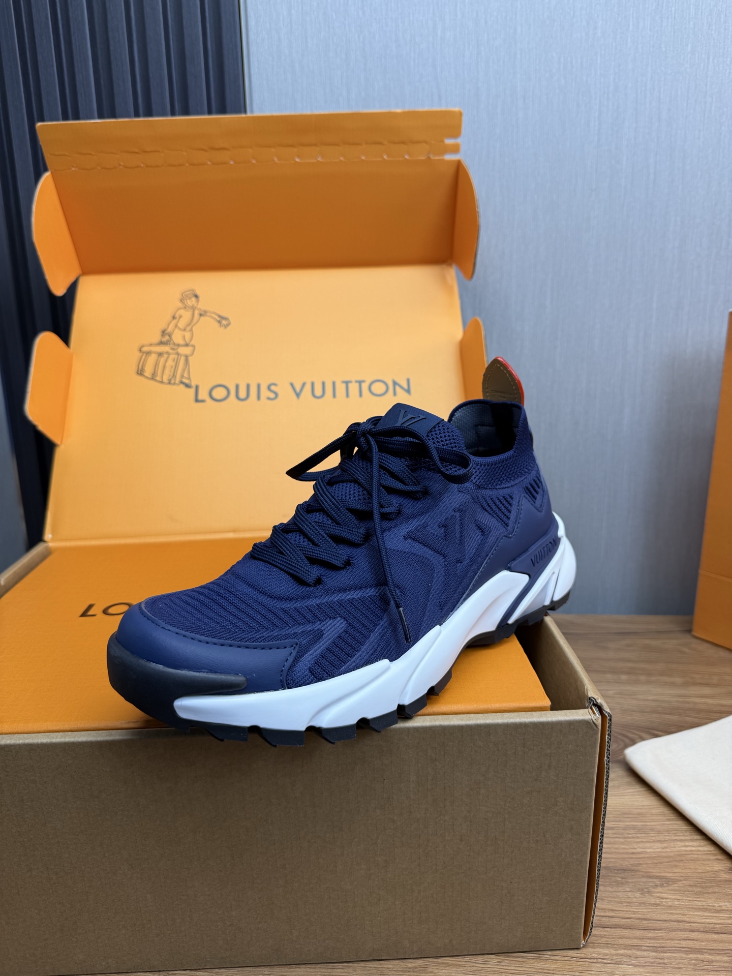 NO:639804,LV | Louis Vuitton 2025 LV Louis Vuitton L House Donkey Brand Latest Olympia Series Couple Style Silver Horn King Casual Sports Shoes Running Shoes This style of LV Olympia sports shoes combines technical fabrics such as mesh fabric and metallic synthetic leather to reinterpret the classic running shoe design with a neat and simple design. The lightweight EVA outsole creates a comfortable and elastic wearing experience. Monogram embossing and LV letters and other rich details establish recognition.  Exquisite packaging at the delivery counter. Fabric: original imported technical fabric + mesh. Original customized breathable mesh lining. Original molded rubber foam sole. Bottom thickness 3.5CM. Size: code number 38-44, louis vuitton, louis vuitton, louis vuitton, alexander wang, louis vuitton, sneakers19860909LV | 路易威登 2025 LV 路易威登L家 驴牌 最新Olympia系列 情侣款 银角大王 休闲 运动鞋 跑鞋 本款 LV Olympia 运动鞋融合网格面料与金属质感合成皮革等科技面料,以利落简约设计重绎经典跑鞋设计.轻盈 EVA 外底成就舒弹穿着体验.Monogram 压纹与 LV 字母等丰富细节树立辨识度 配送专柜精美包装 面料:原版进口科技面料+网面 内里原版定制透气网里 鞋底原版开模橡胶发泡材质 底厚3.5CM Size:码数38-44,,louis vuitton,louis vuitton,louis vuitton,alexander wang,louis vuitton,sneakers,Men's shoes