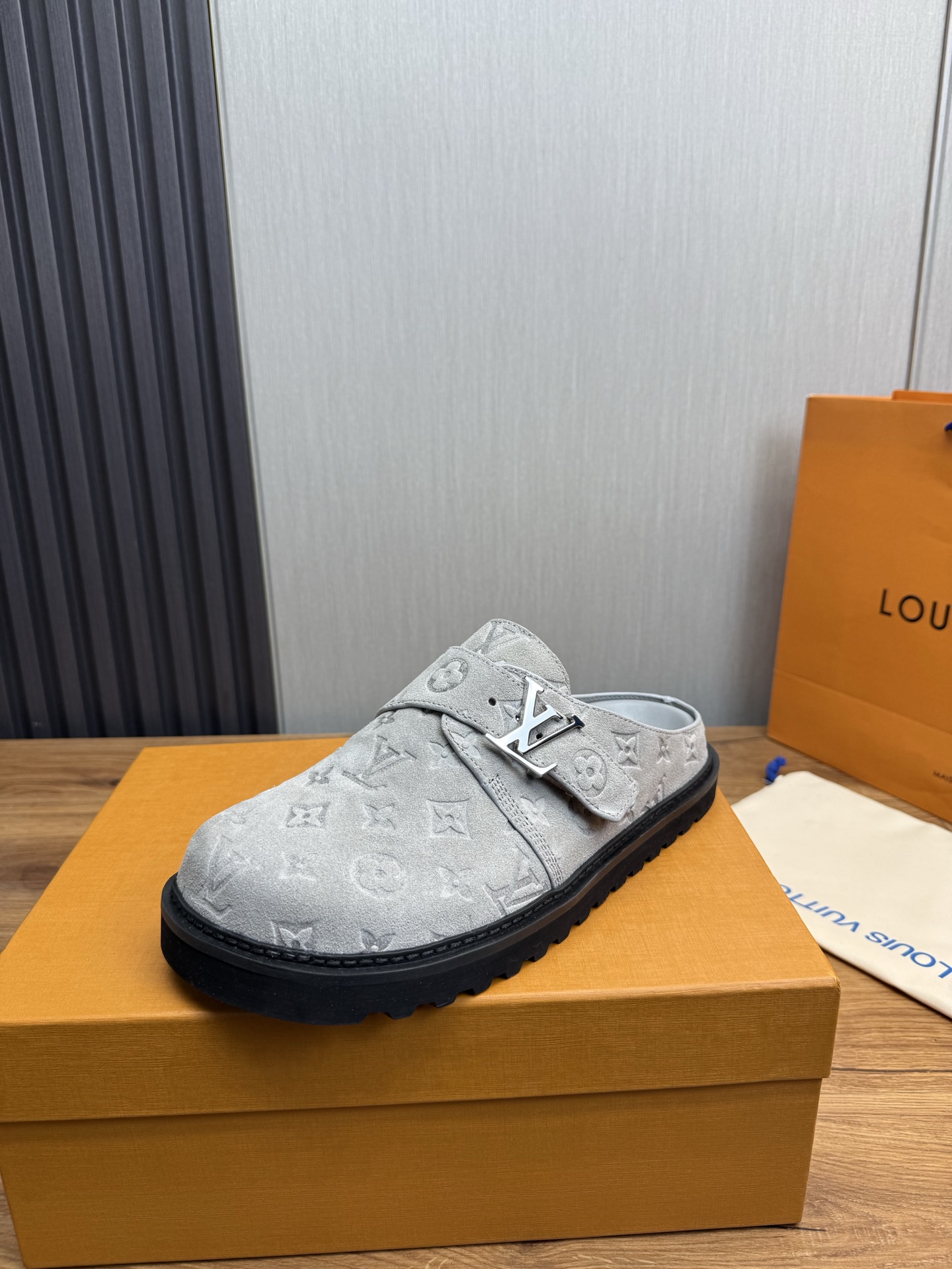 NO:639806,Lv. Popular couple slippers are on sale. Official website makes them one to one. Sizes 35-45, 45 46, custom made!  ,,louis vuitton,slippers19860909Lv.爆款情侣拖鞋热卖 官网一比一制作 35-45码 45 46 订做！,,louis vuitton,slippers,Men's shoes