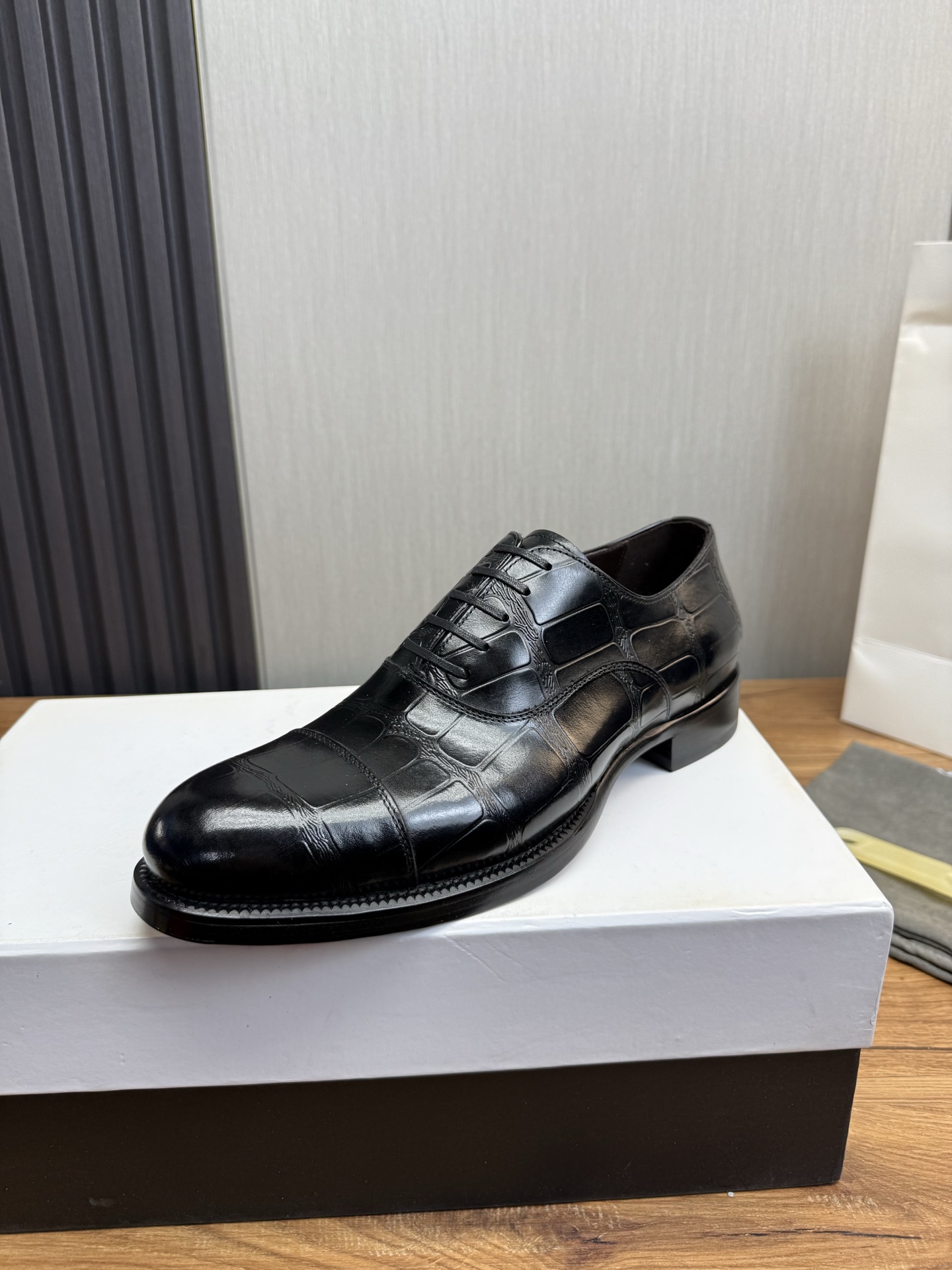 NO:639808,Berlut*. New men's hand-rubbed formal leather shoes. High-end boutique. Selection of high-quality imported calfskin upper. Hand-rubbed process effect. Semi-Goodyear cold bonding process. Simple and elegant. Genuine leather outsole embossed with ancient texts, showing the leather texture. Exquisite leather horizontal strap decoration of the same material. More handmade features. Dyed calfskin lining. Leather-rubber combination outsole has excellent anti-slip effect. Original customized packaging for sale  Standard leather shoe sizes 39~44# (customized at 38.45),,cowhide,leather soles19860909Berlut* 布鲁提.新款男士手工擦色正装皮鞋 高端精品 甄选优质进口小牛皮鞋面 手工擦色工艺处理效果 半固特异冷粘工艺 古朴大气 古文压花真皮大底,将皮料质感展现得淋漓精致同材质皮革横带装饰 更显手工特色内里本染小牛皮 真皮橡胶组合大底防滑效果极好 原版定制包装发售 标准皮鞋码数39～44#（38.45定做）,,cowhide,Leather soles,Men's shoes