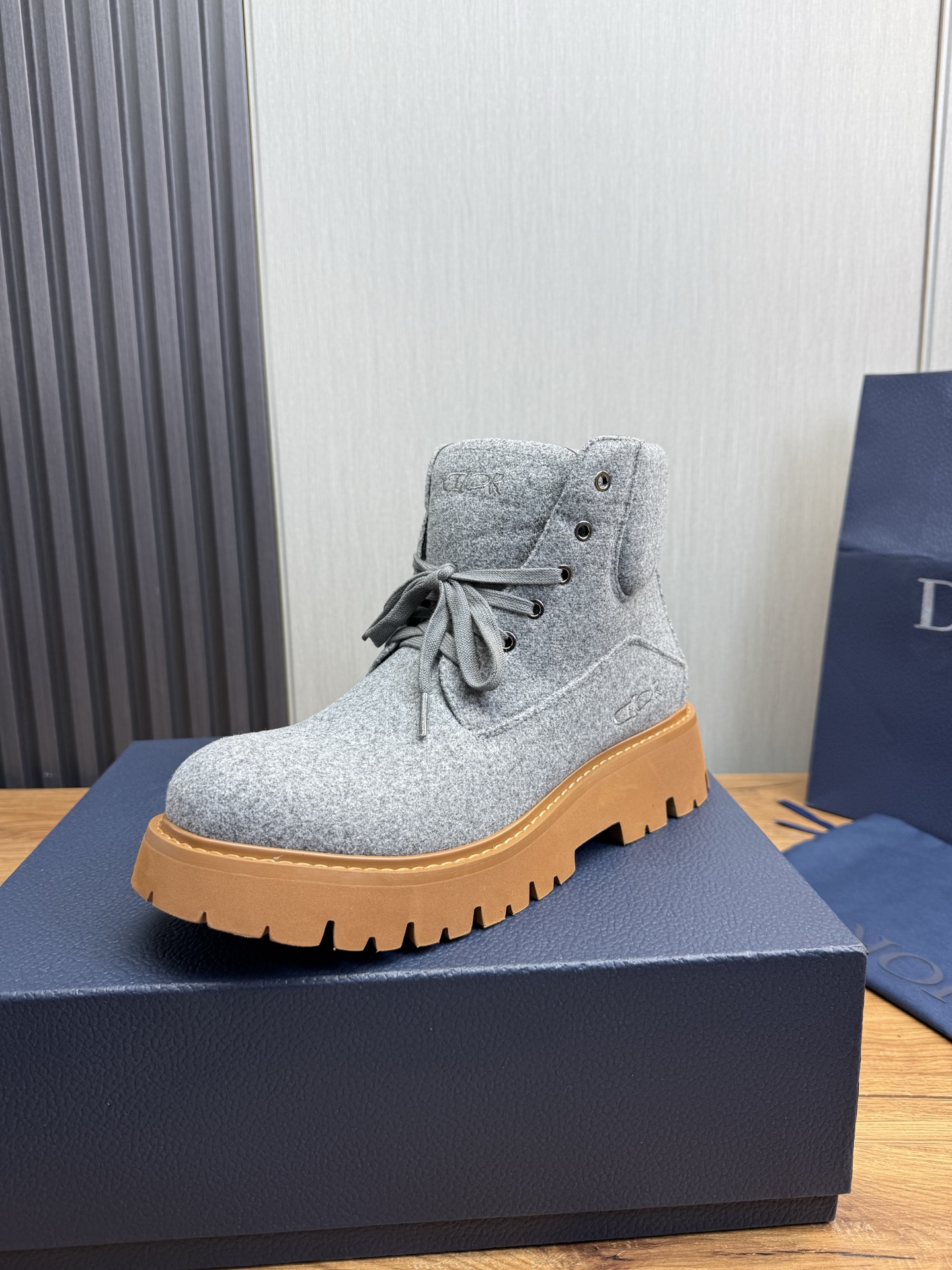 NO:639812,Dior. The latest popular autumn and winter men's boots are all made of imported original brand leather, just to create a more comfortable wearing experience. The original cowhide upper is spliced ​​with imported sheepskin, and the original non-slip and wear-resistant rubber outsole is 8-45 (45 non-refundable), dior, boots, cowhide, sheepskin19860909迪奥.最新秋冬爆款男靴 全部采用进口原版品牌皮料,只为打造更为舒适的穿着体验,鞋面原版牛皮拼接进口羊皮里,原版防滑耐磨橡胶大底8-45（45不退换）,,dior,boots,cowhide,sheepskin,Men's shoes